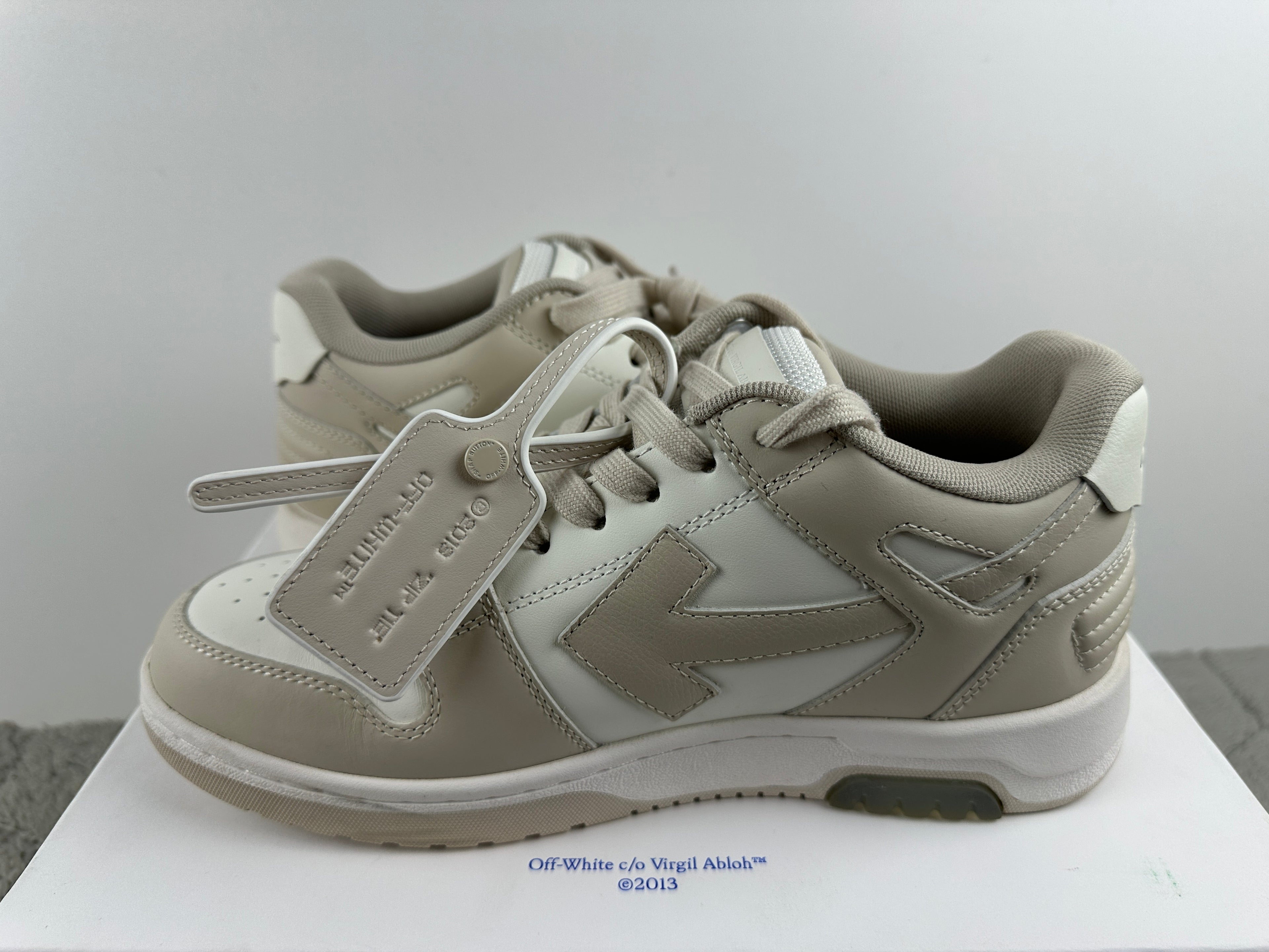 OFF-WHITE OUT OF OFFICE