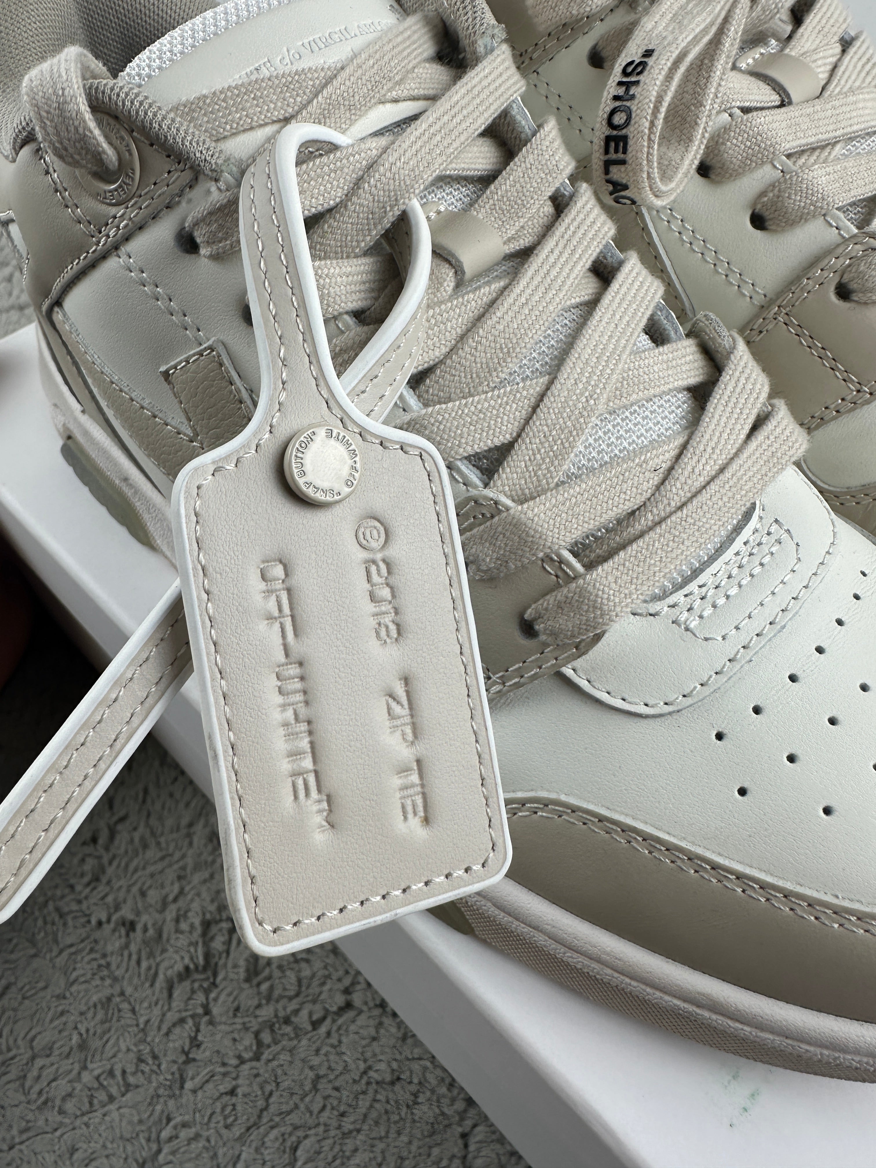 OFF-WHITE OUT OF OFFICE