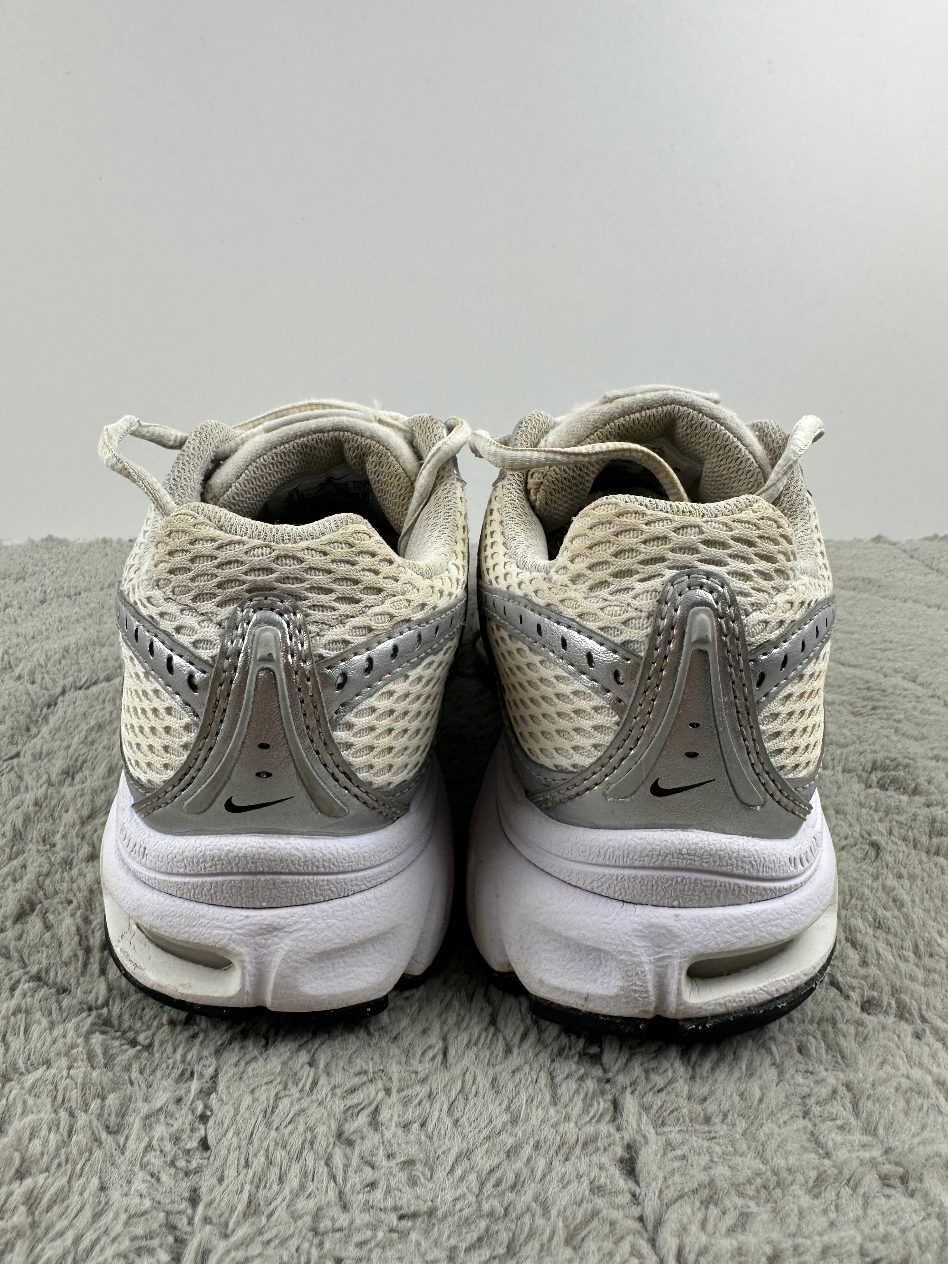 NIKE AIR MAX MOTO 2K