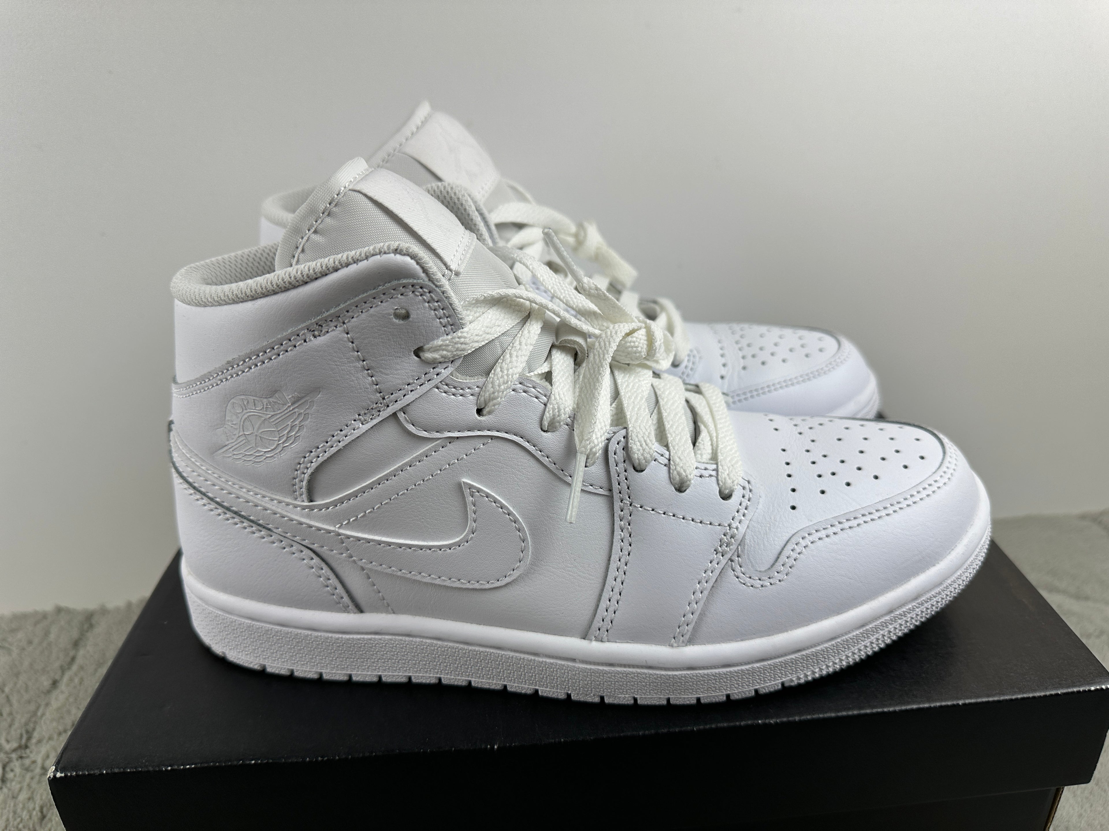 NIKE AIR JORDAN 1 MID
