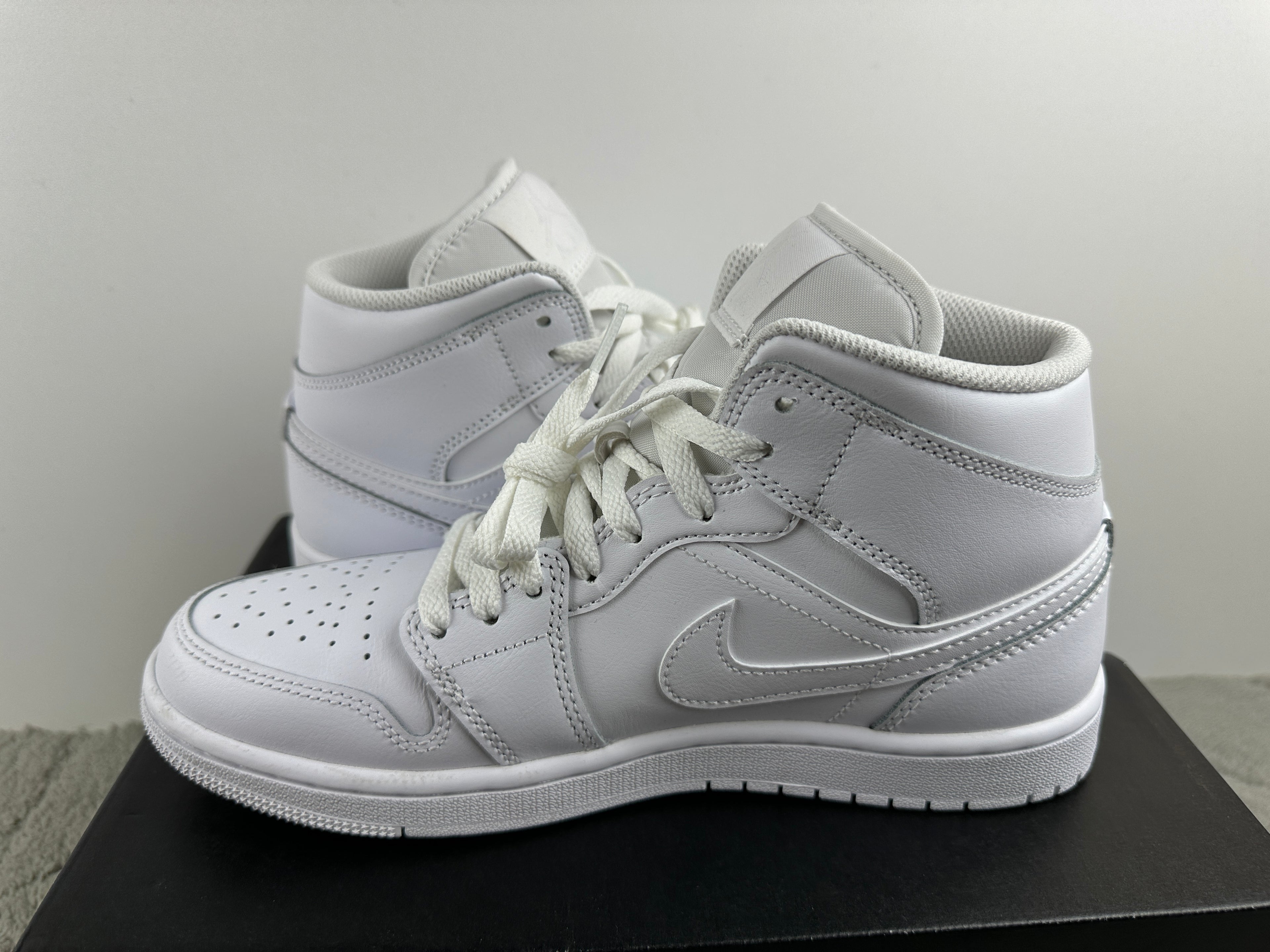NIKE AIR JORDAN 1 MID