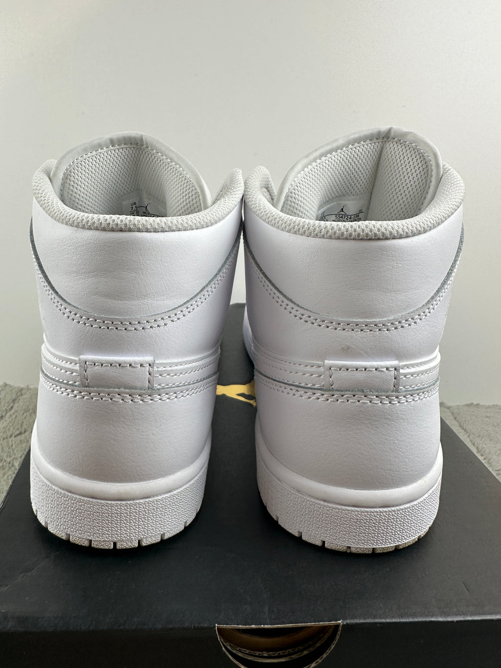 NIKE AIR JORDAN 1 MID
