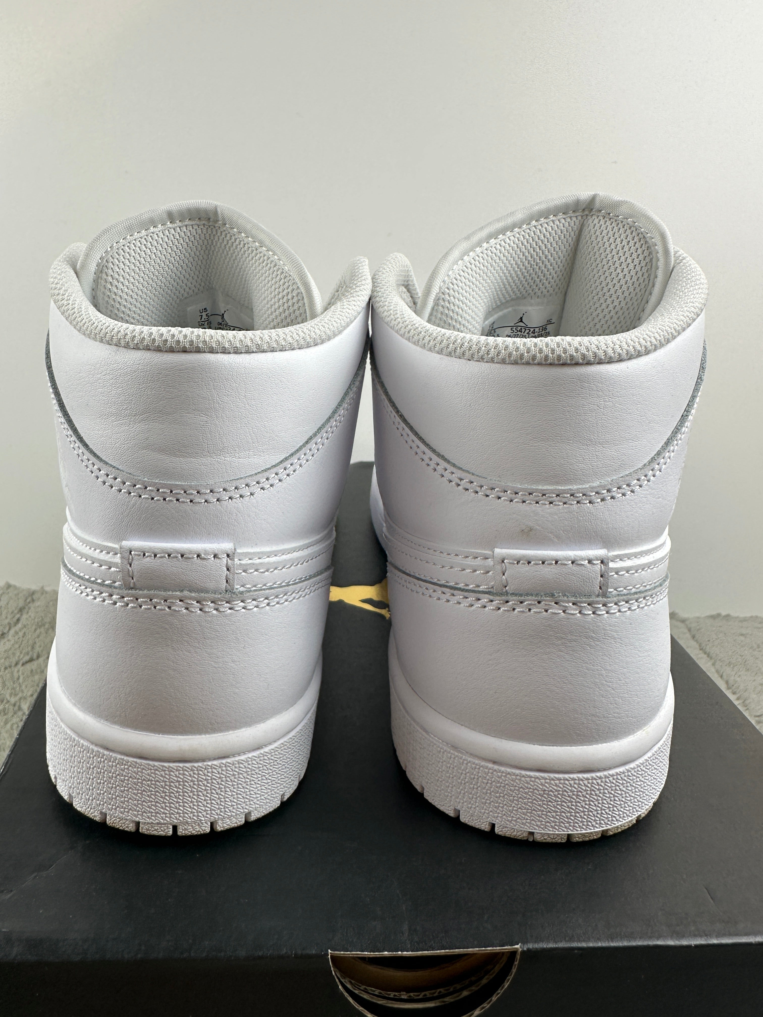 NIKE AIR JORDAN 1 MID