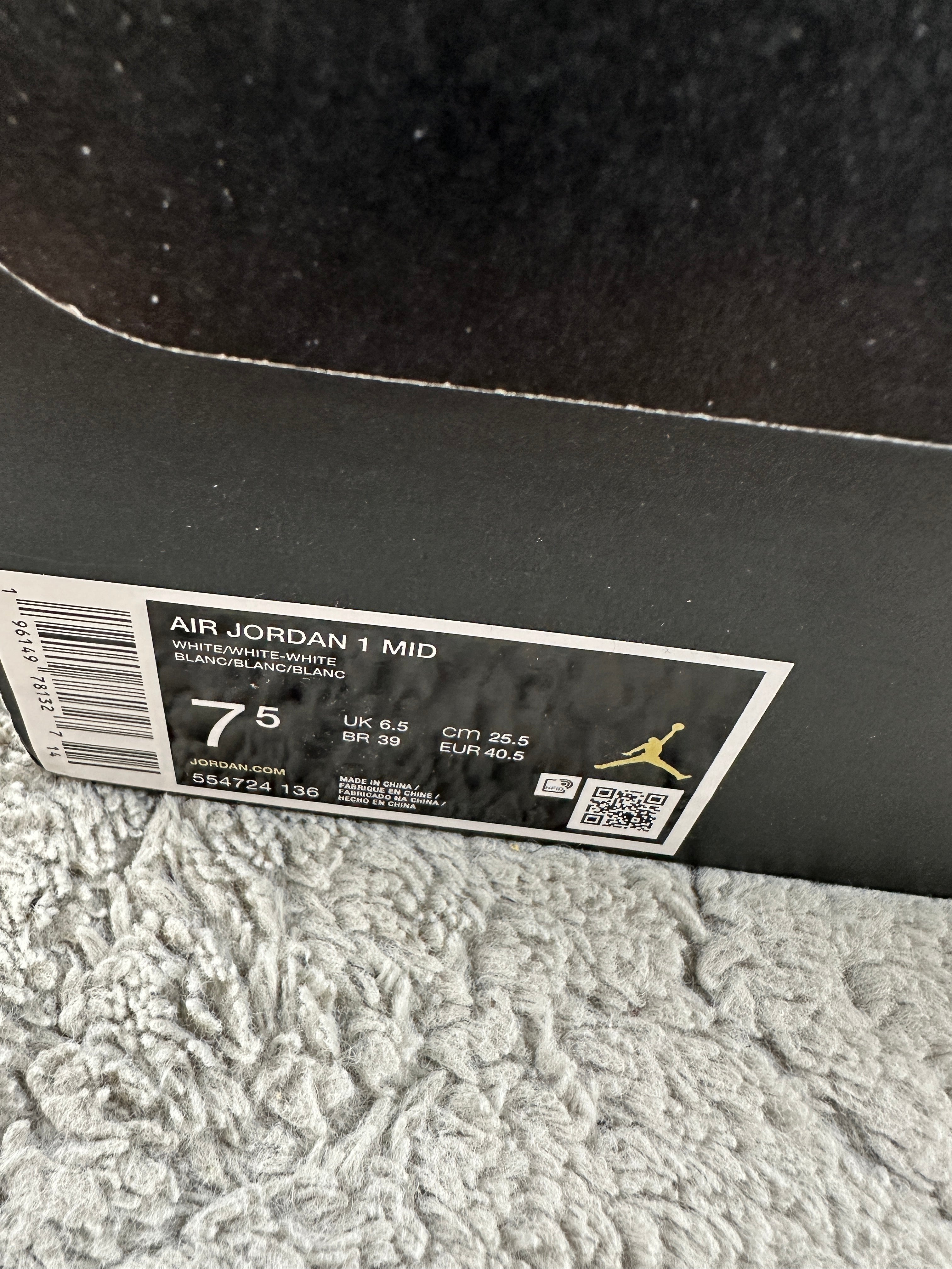 NIKE AIR JORDAN 1 MID