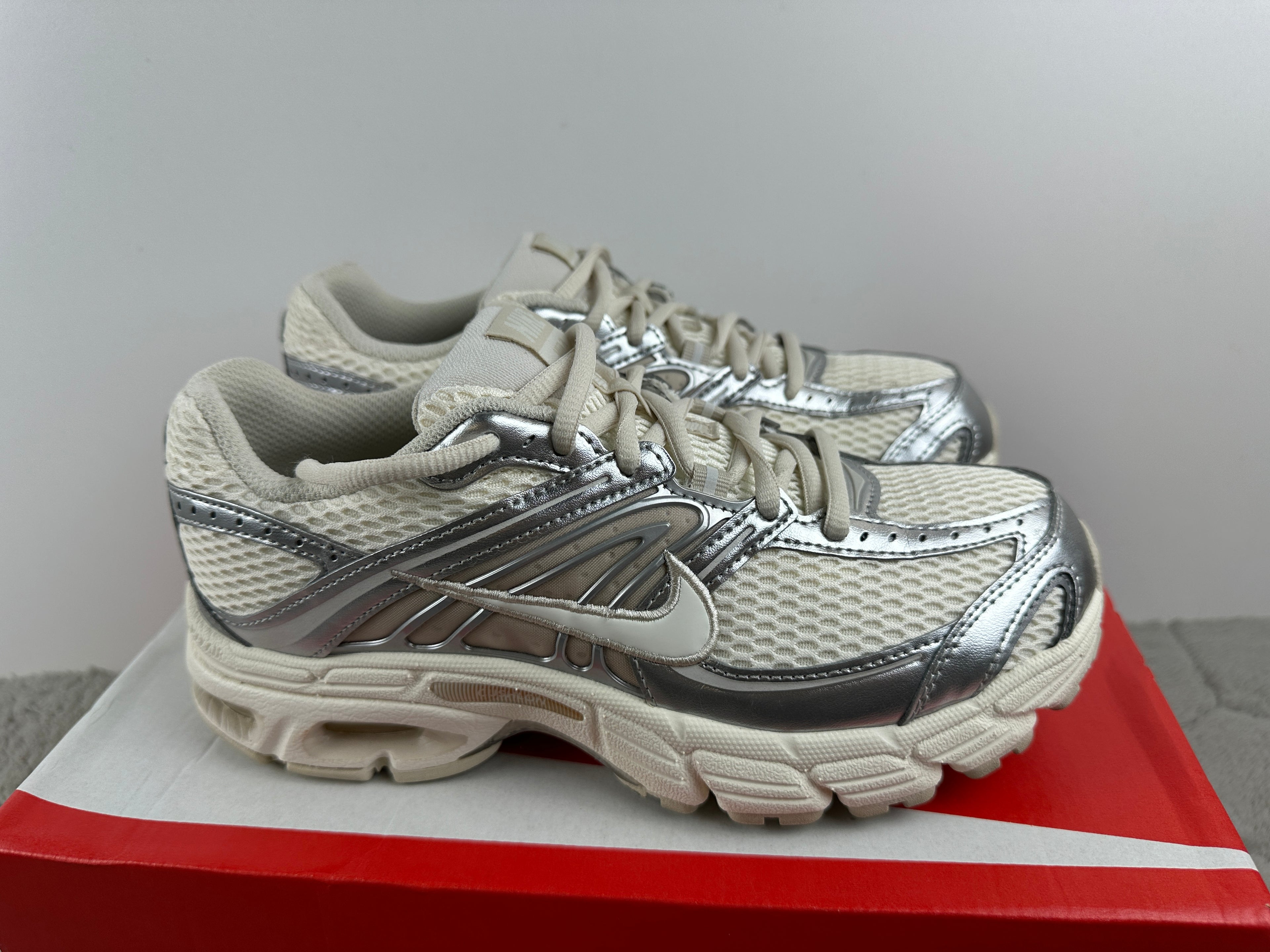 NIKE AIR MAX MOTO 2K