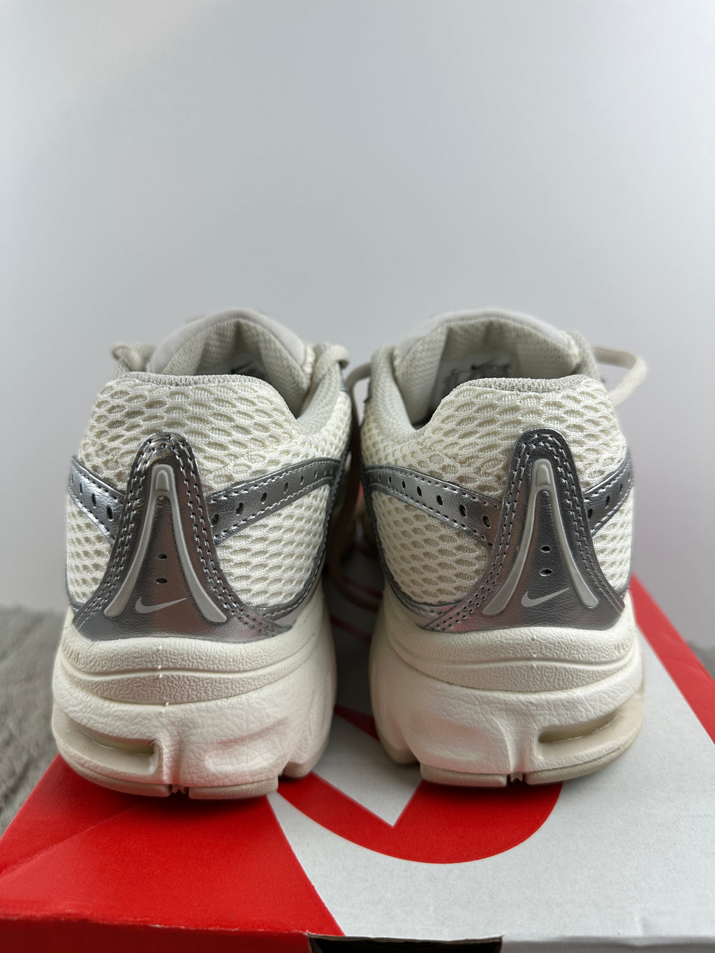NIKE AIR MAX MOTO 2K