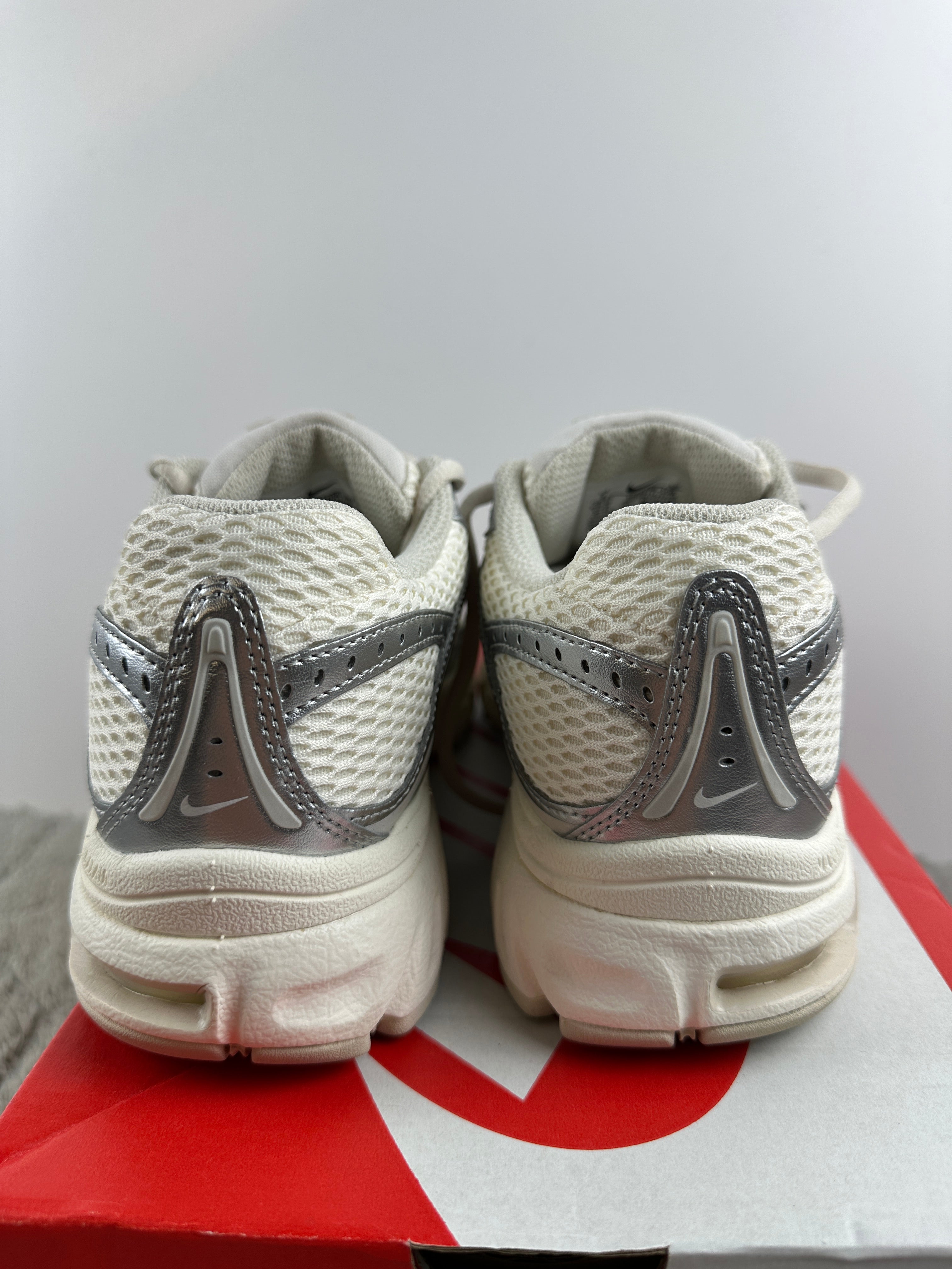 NIKE AIR MAX MOTO 2K
