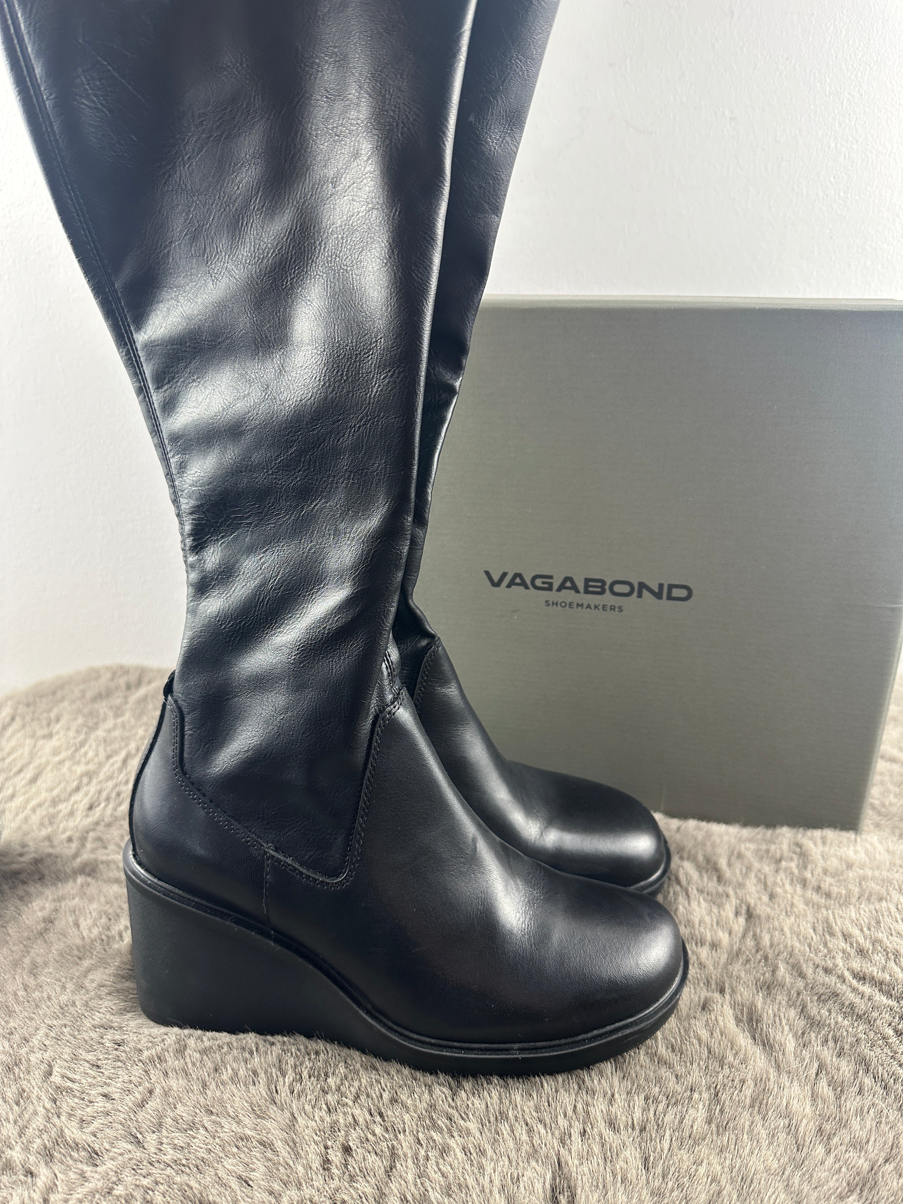 VAGABOND DEENA