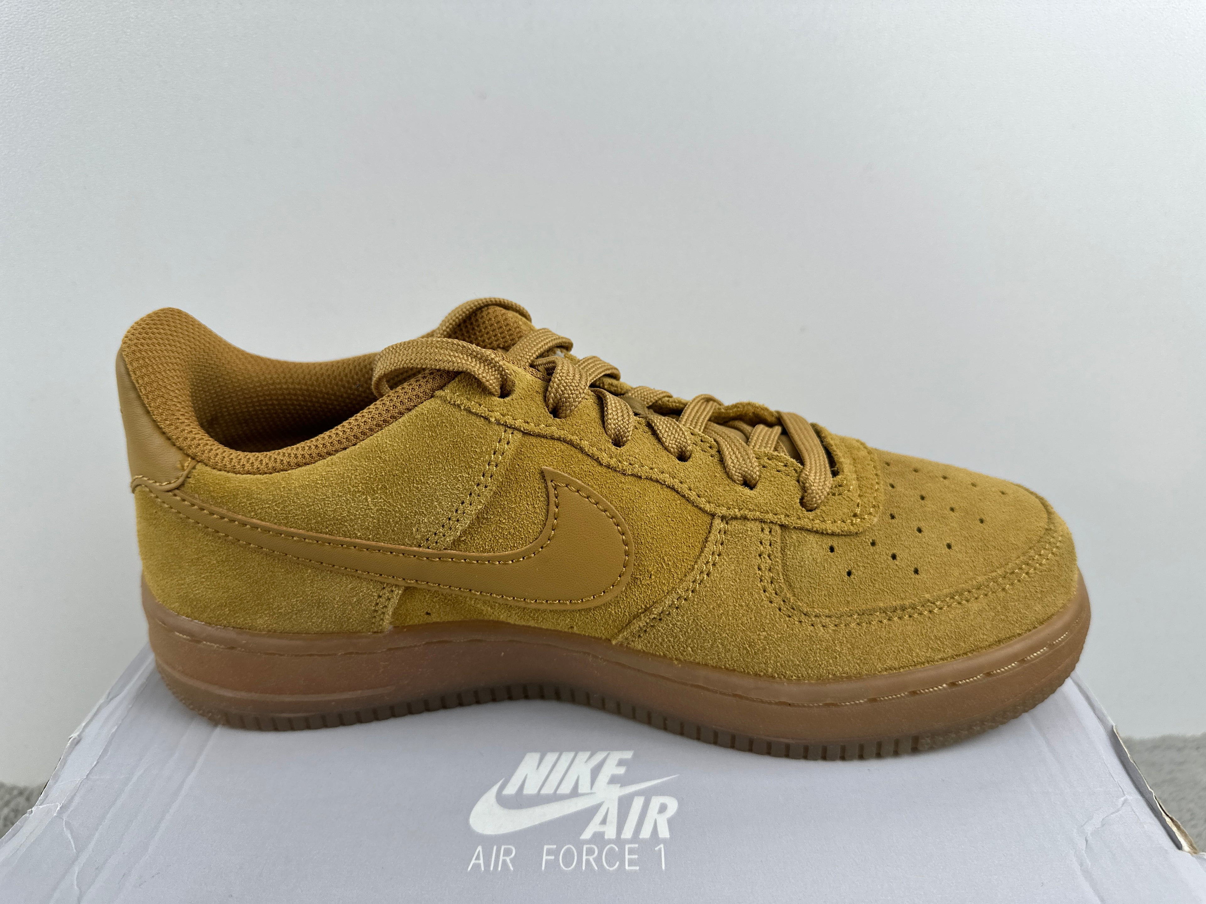 NIKE AIR FORCE LV8