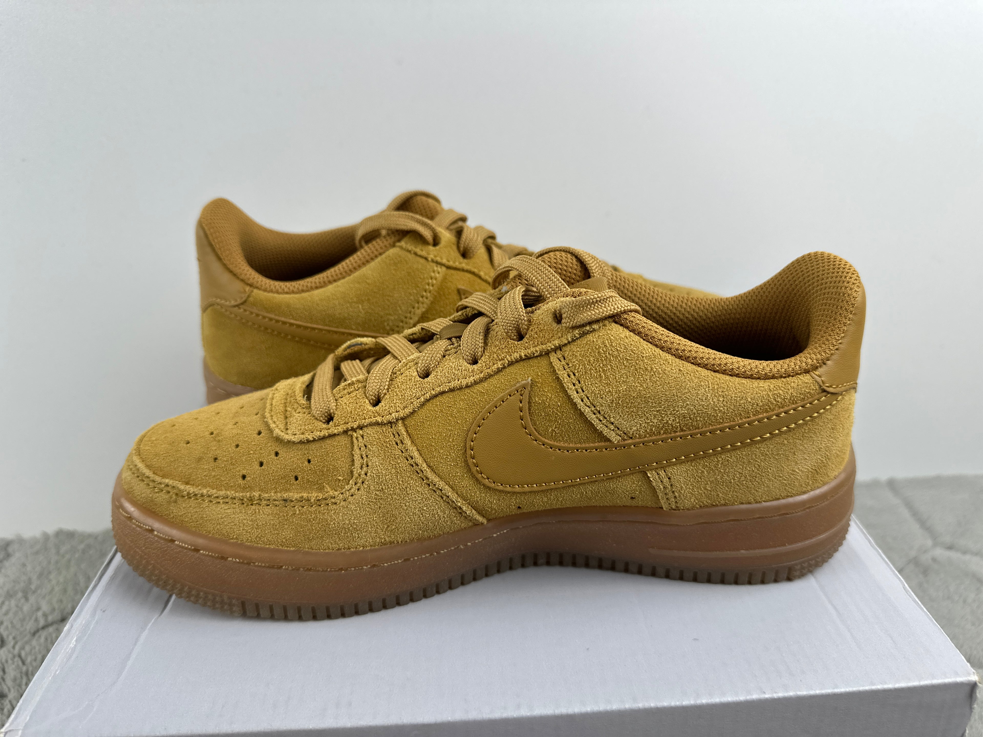 NIKE AIR FORCE LV8