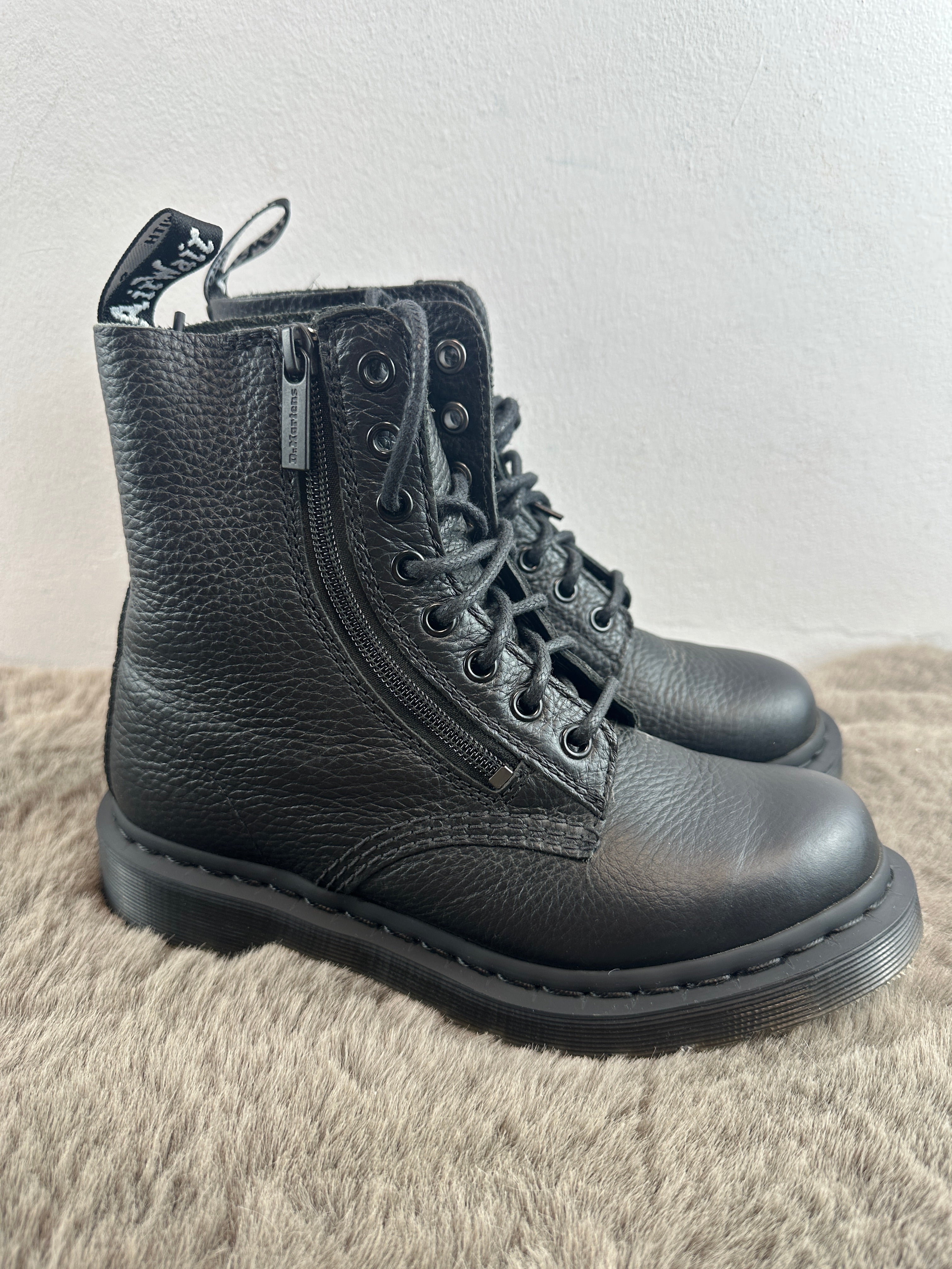 DR. MARTENS MONO 1460