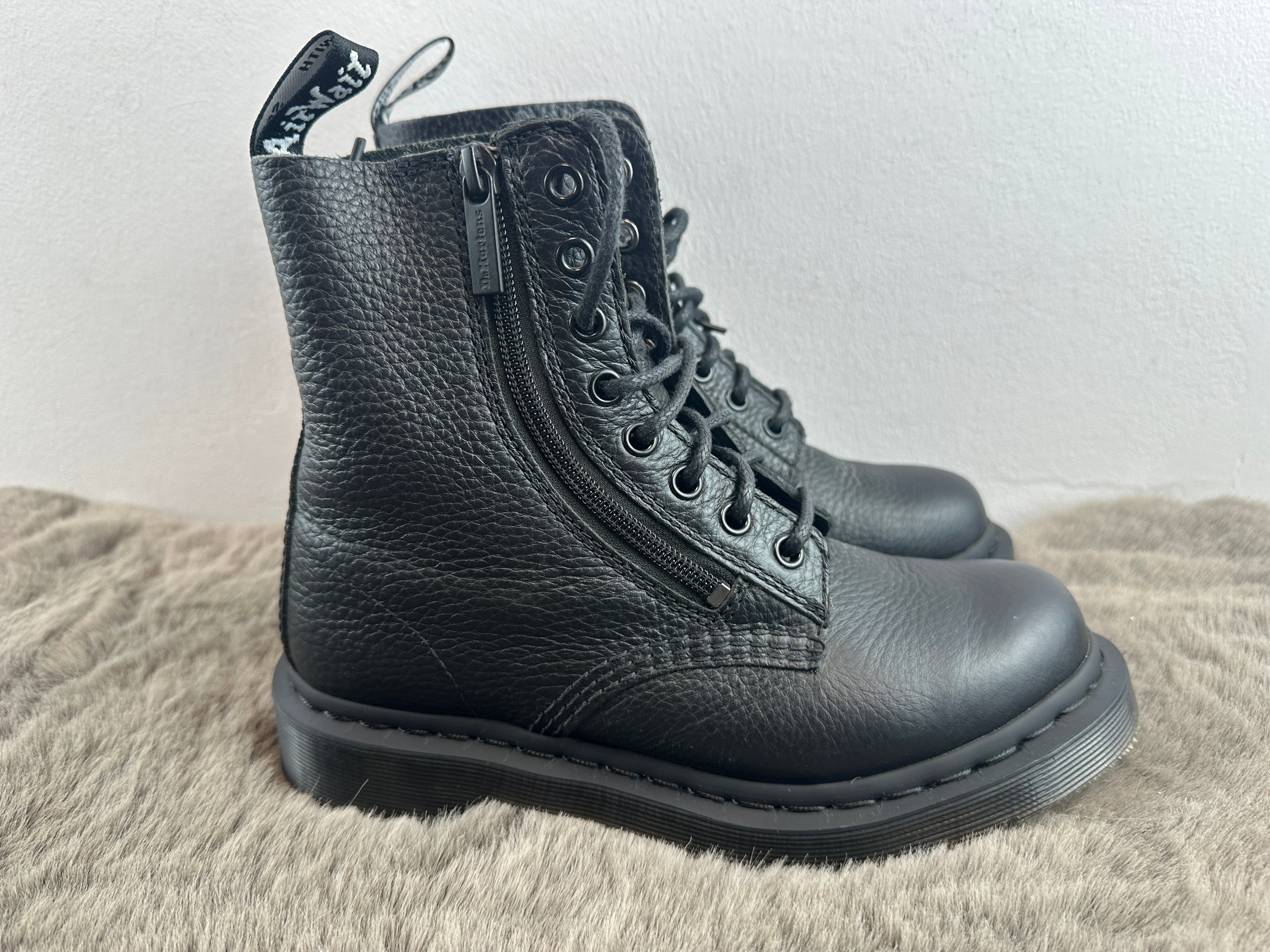 DR. MARTENS MONO 1460