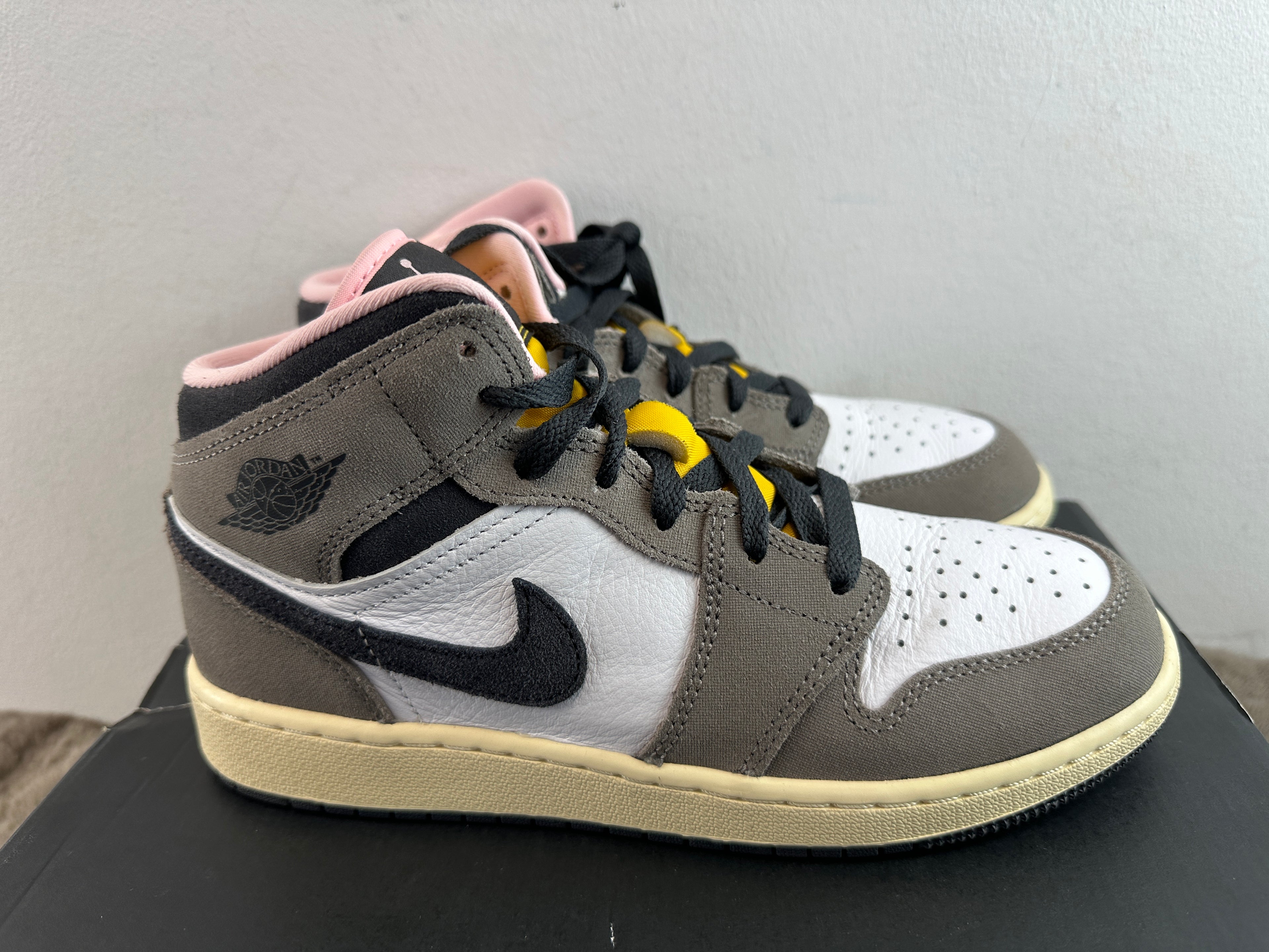 NIKE AIR JORDAN 1 MID SE "CAVE STONE"