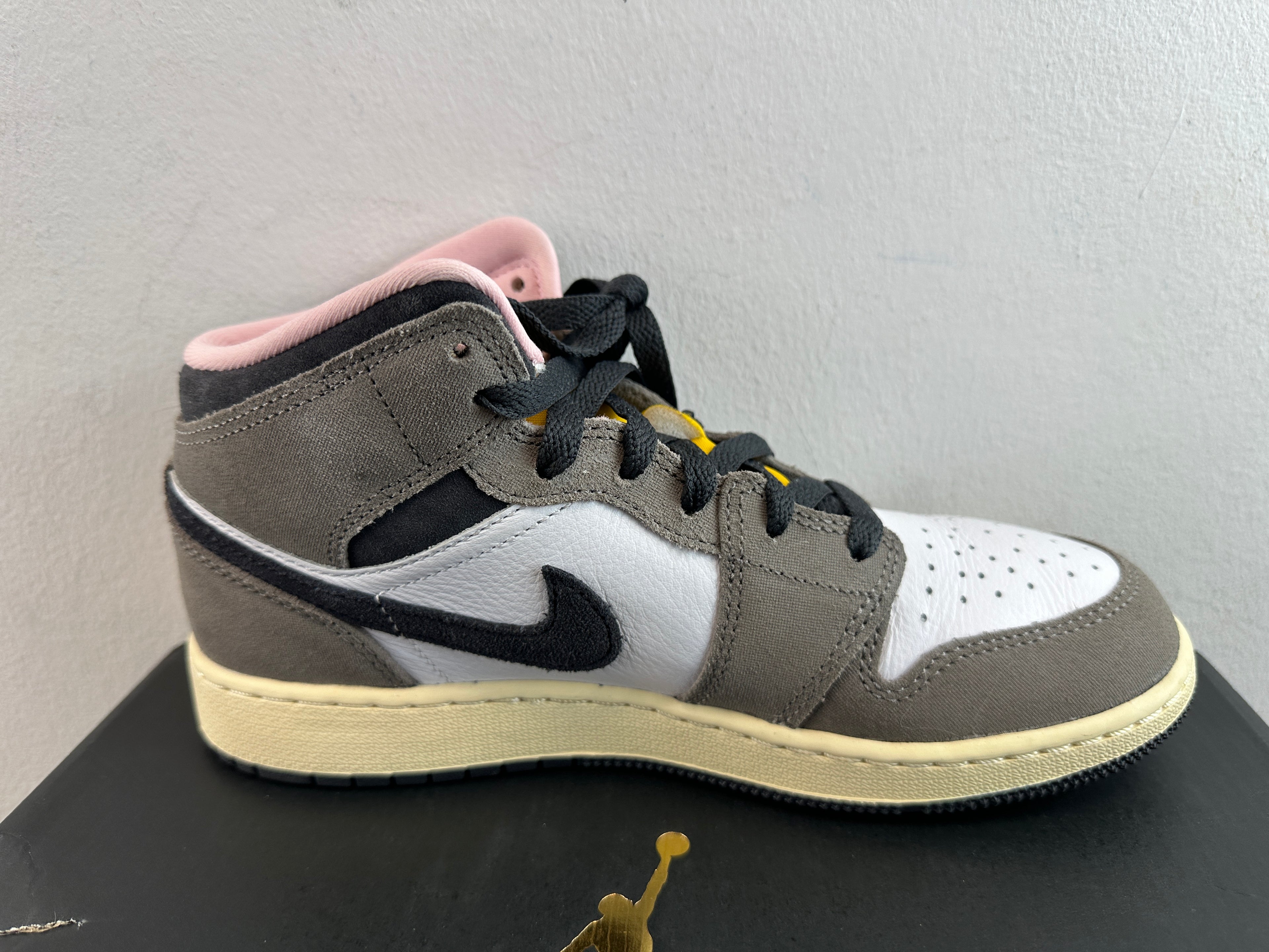 NIKE AIR JORDAN 1 MID SE "CAVE STONE"