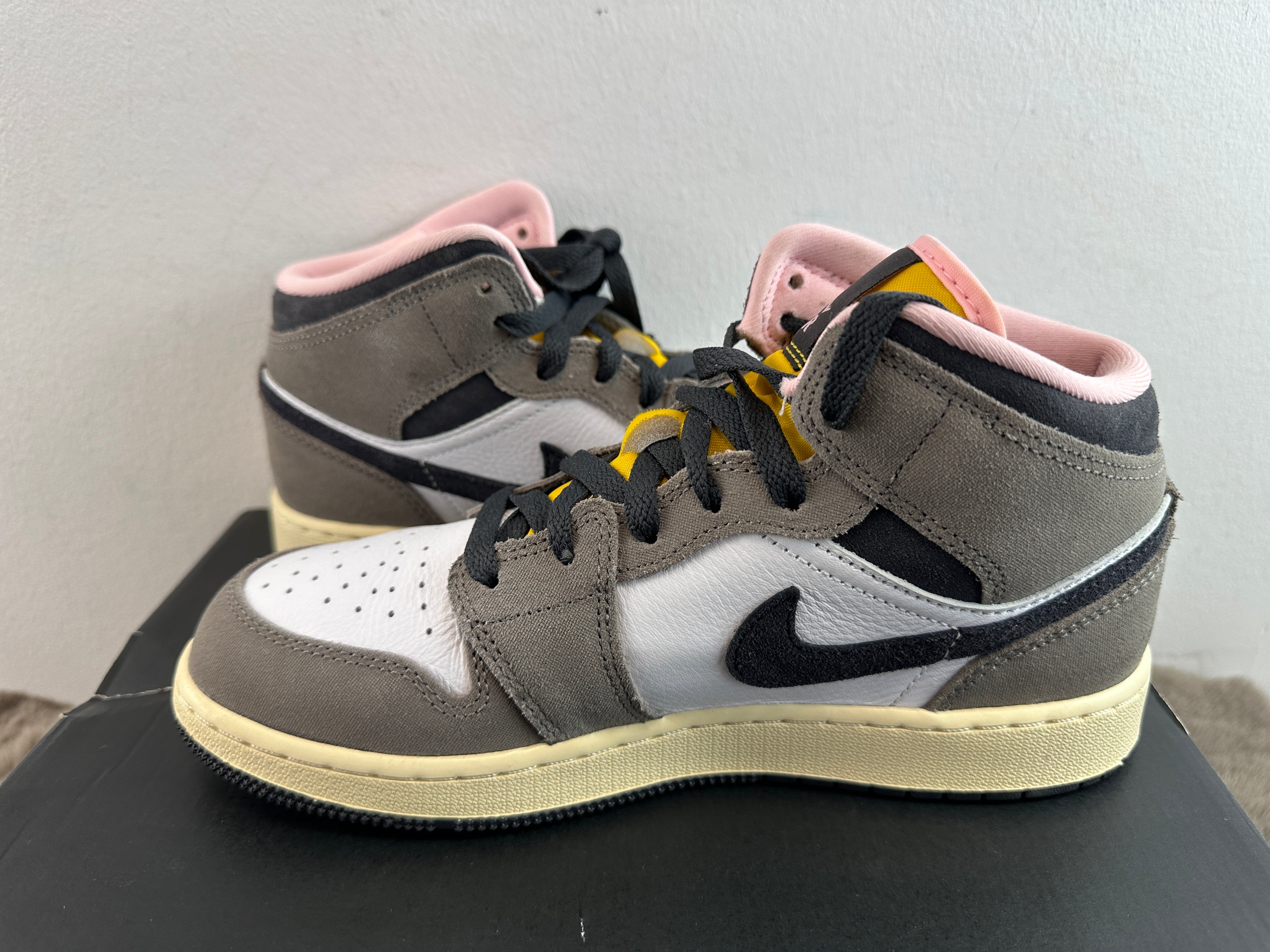 NIKE AIR JORDAN 1 MID SE "CAVE STONE"
