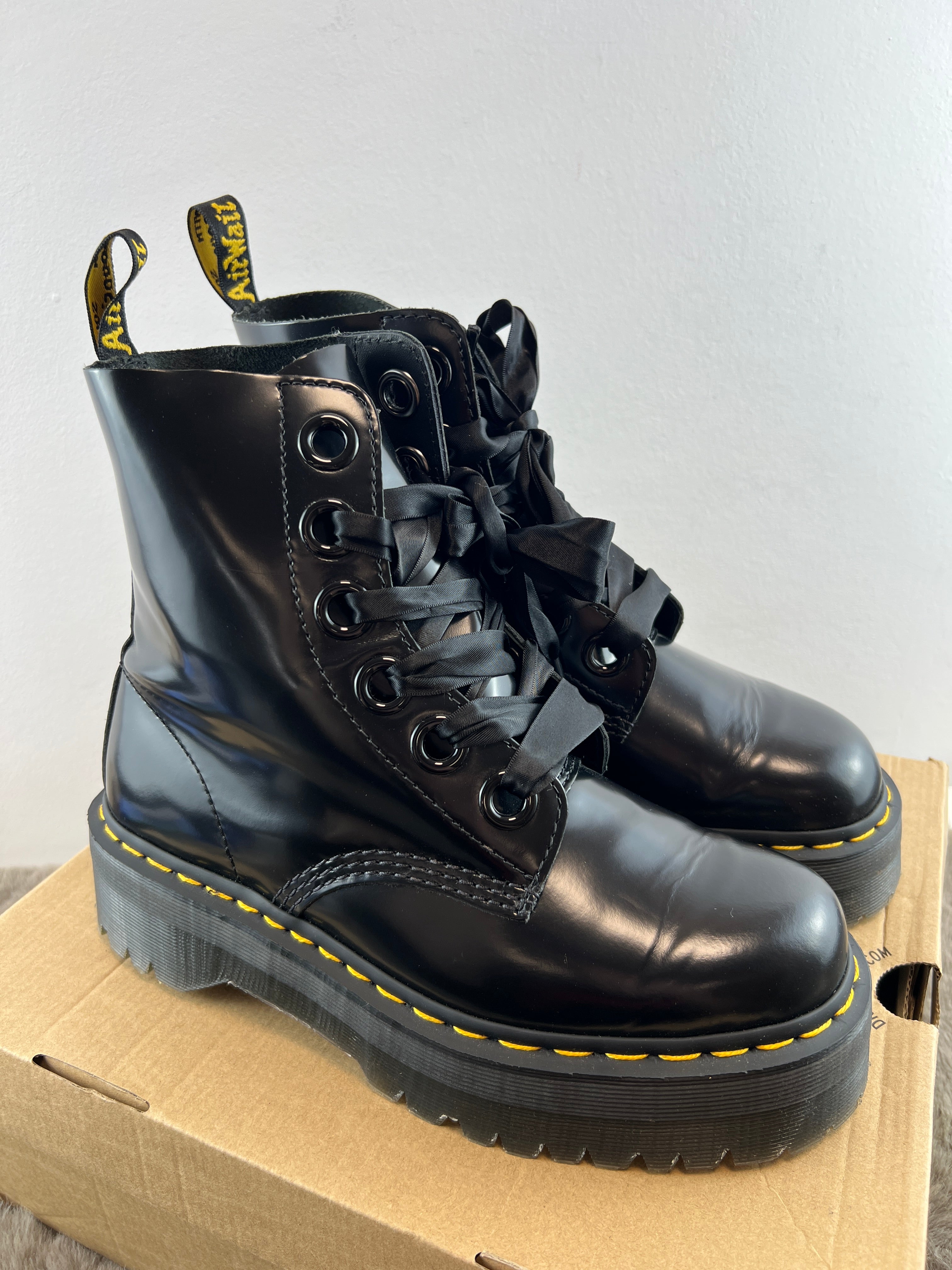 DR. MARTENS MOLLY
