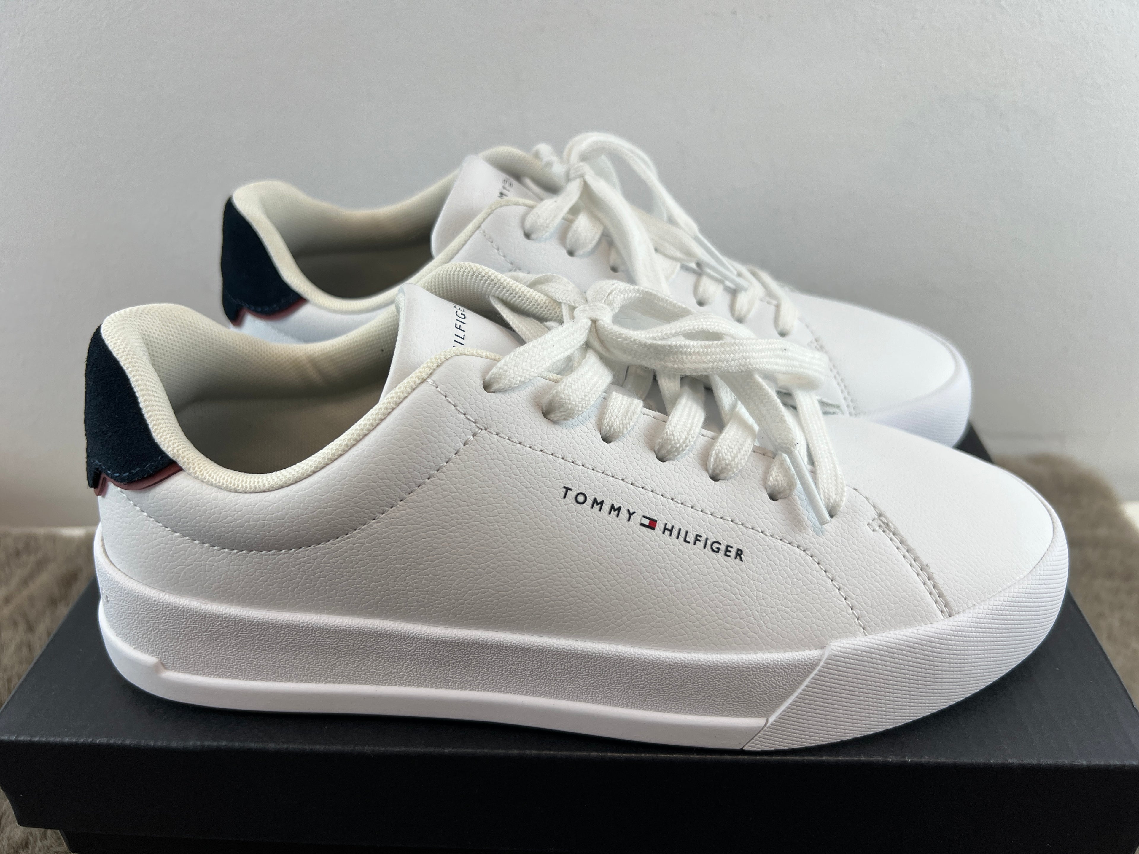 TOMMY HILFIGER COURT DETAIL ESS LTH