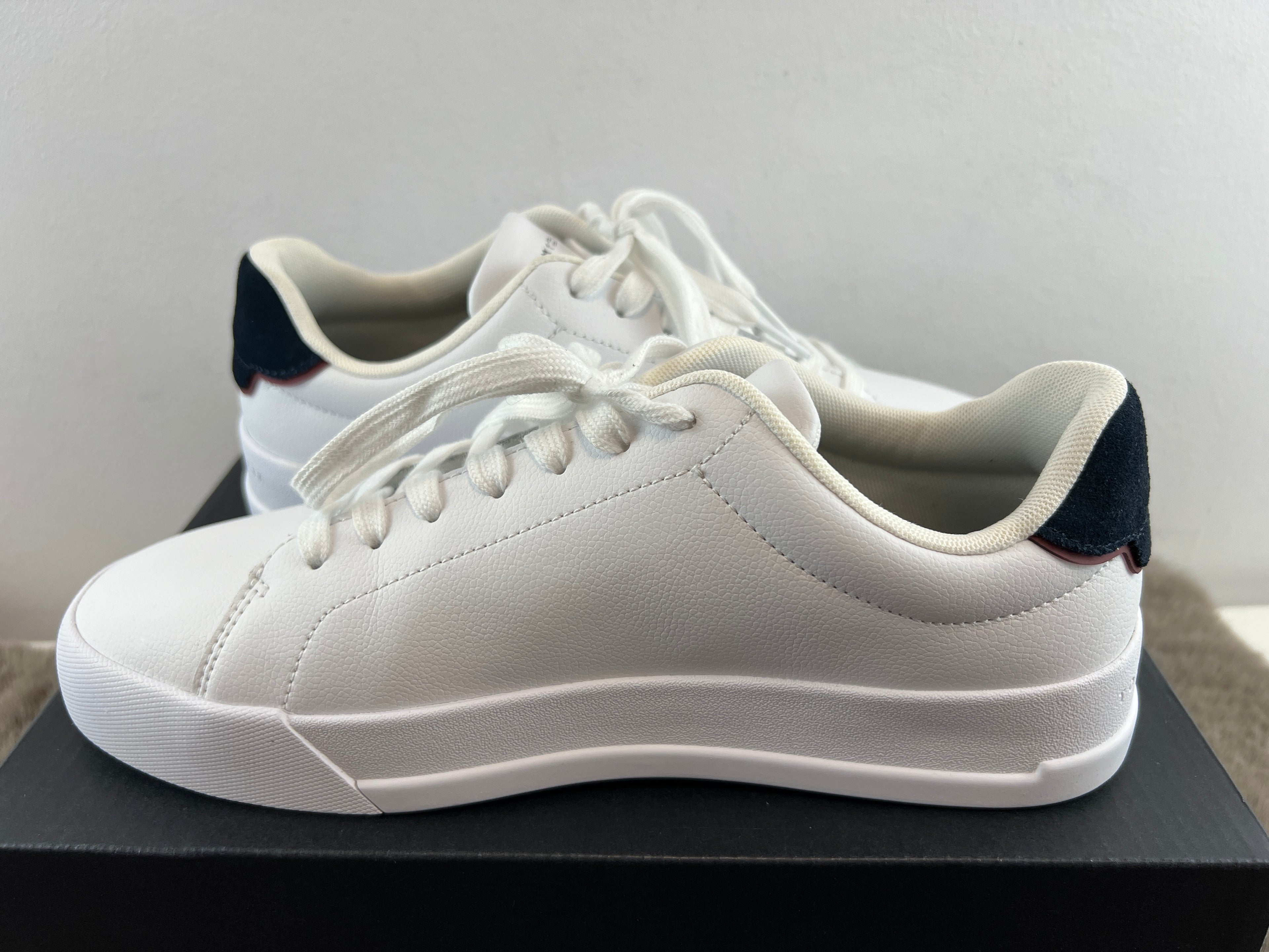 TOMMY HILFIGER COURT DETAIL ESS LTH