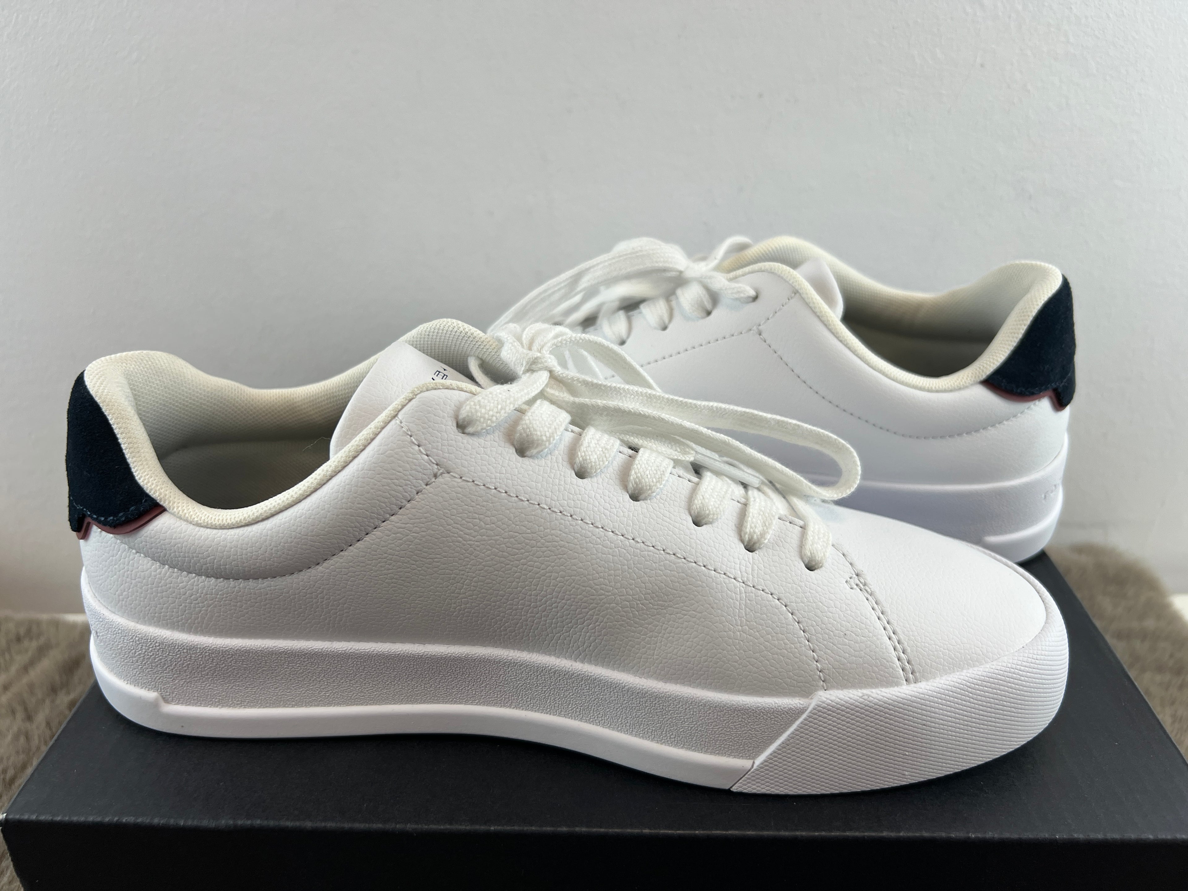 TOMMY HILFIGER COURT DETAIL ESS LTH