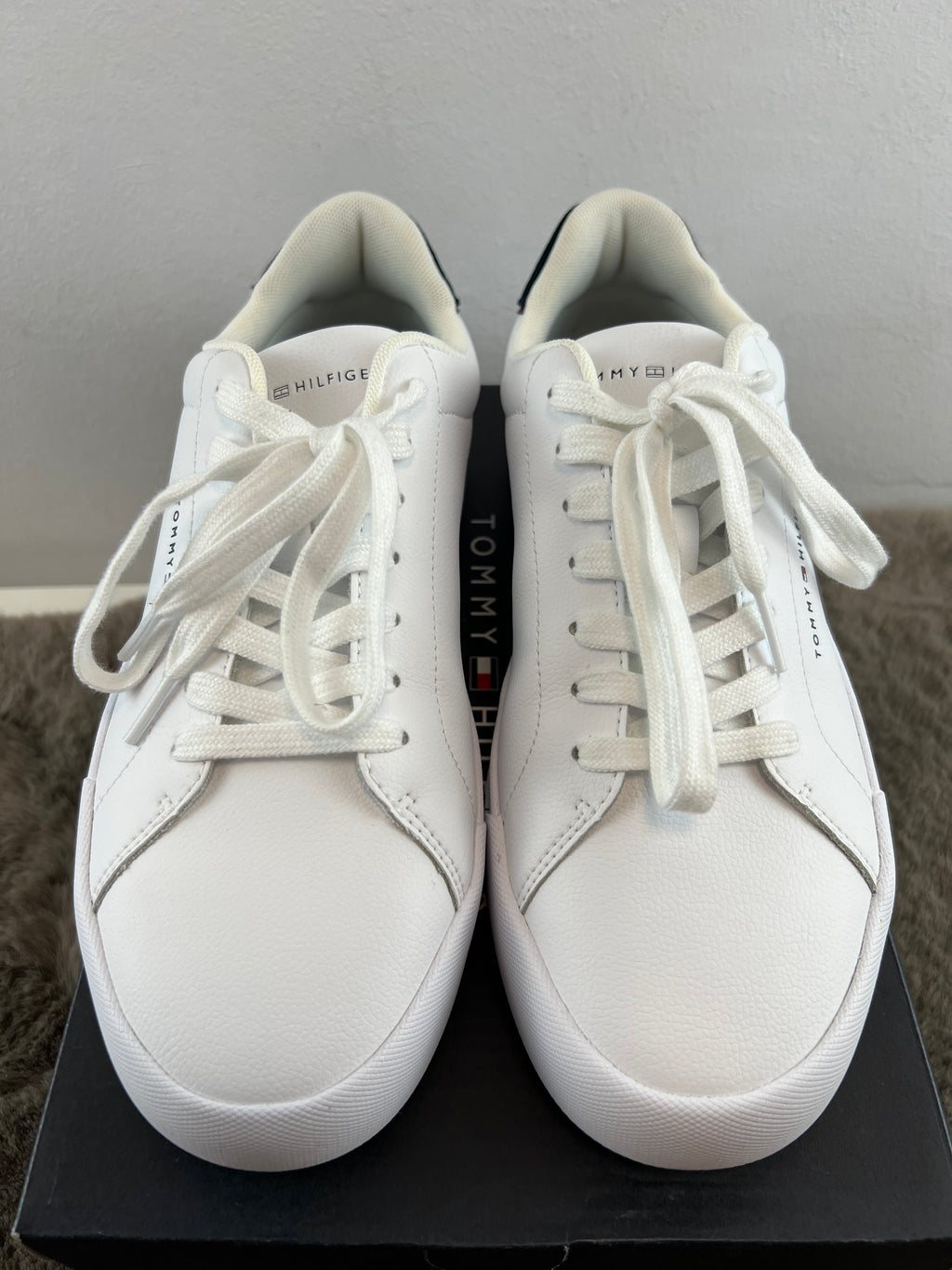 TOMMY HILFIGER COURT DETAIL ESS LTH