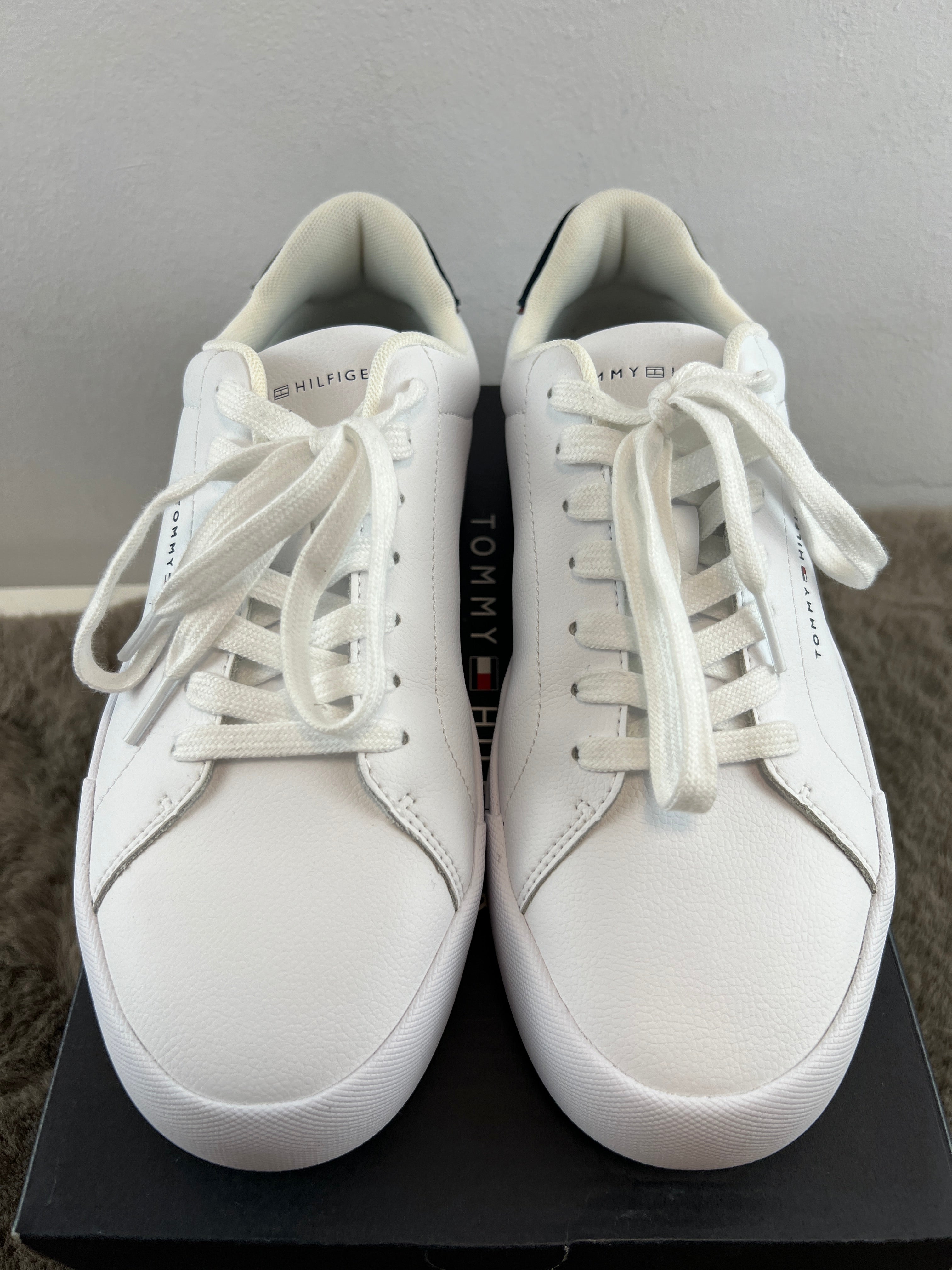 TOMMY HILFIGER COURT DETAIL ESS LTH