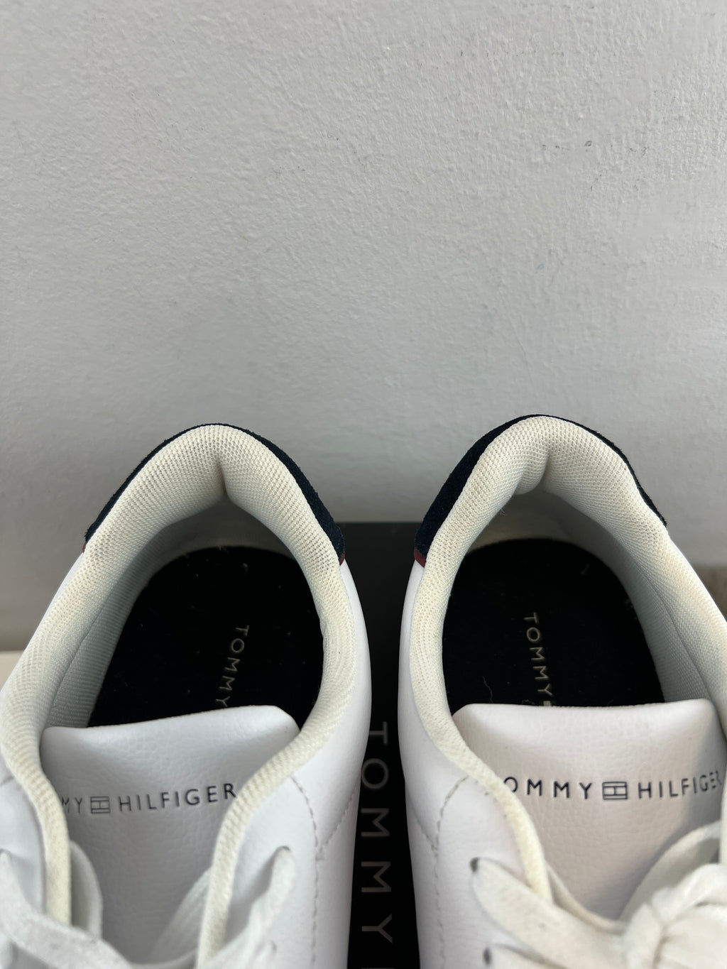 TOMMY HILFIGER COURT DETAIL ESS LTH