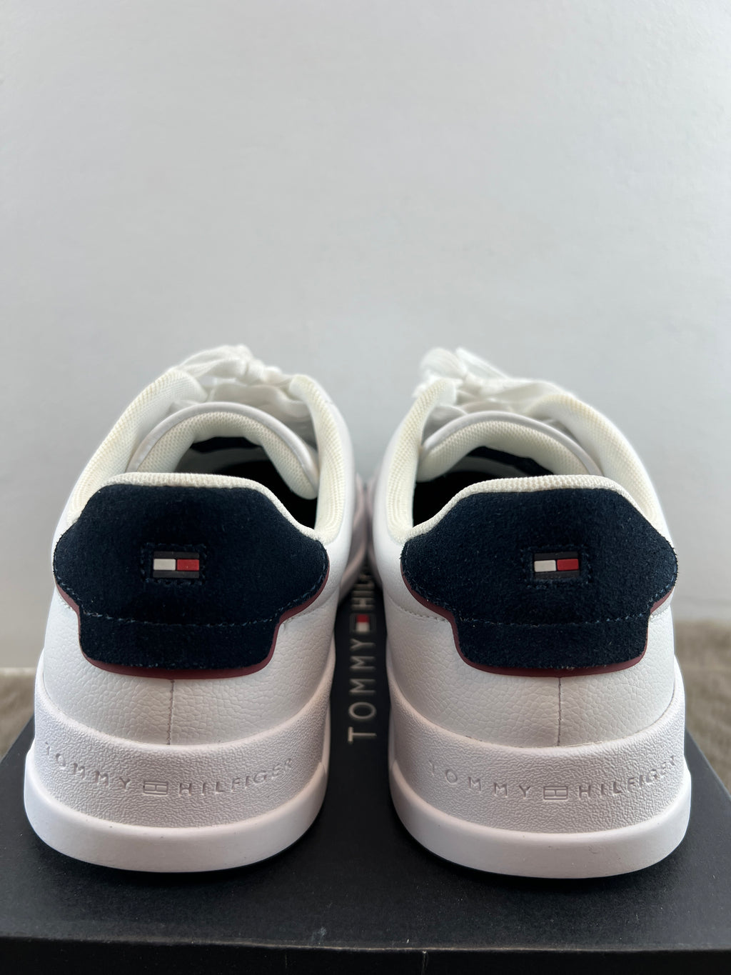 TOMMY HILFIGER COURT DETAIL ESS LTH