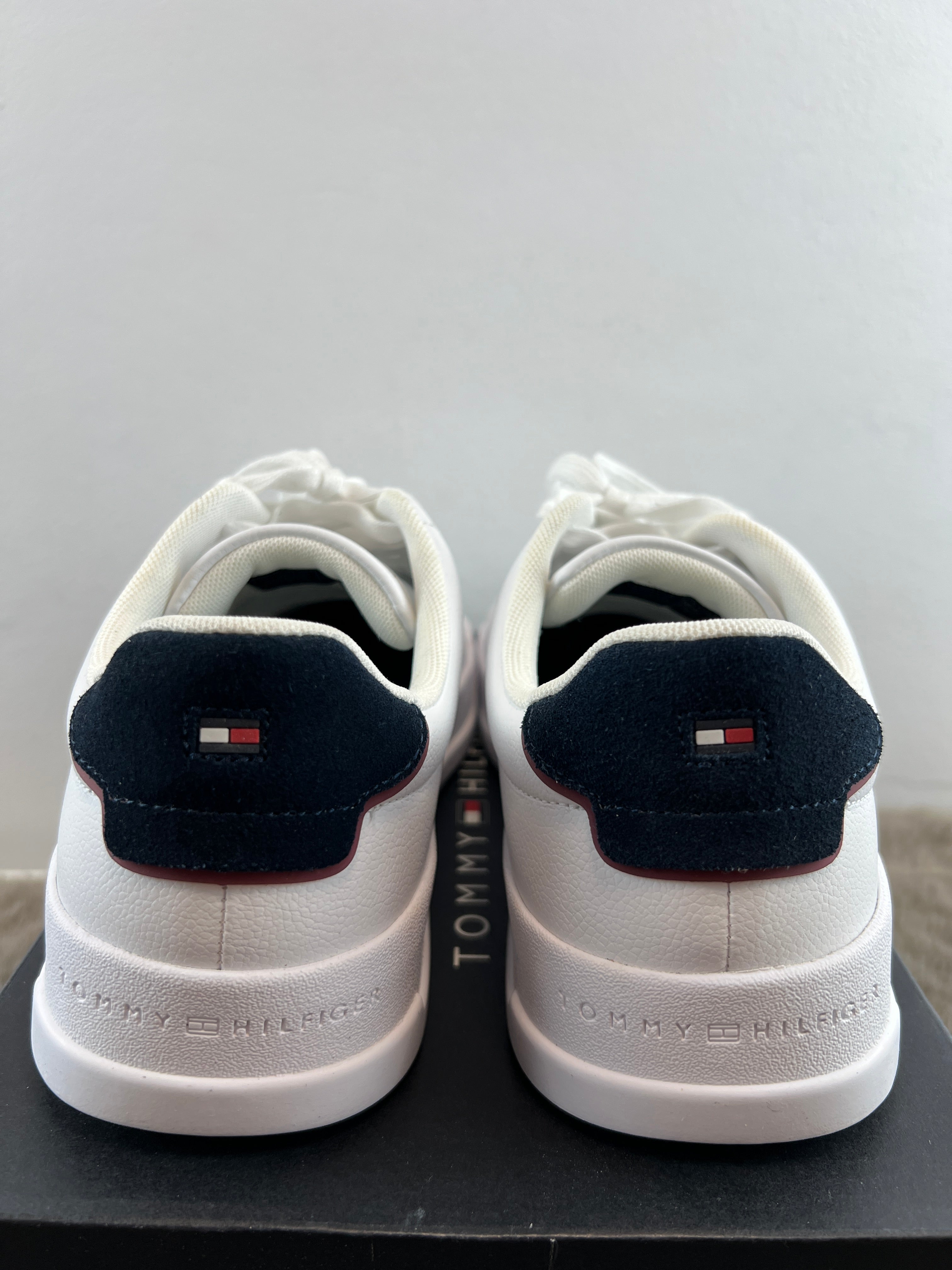 TOMMY HILFIGER COURT DETAIL ESS LTH