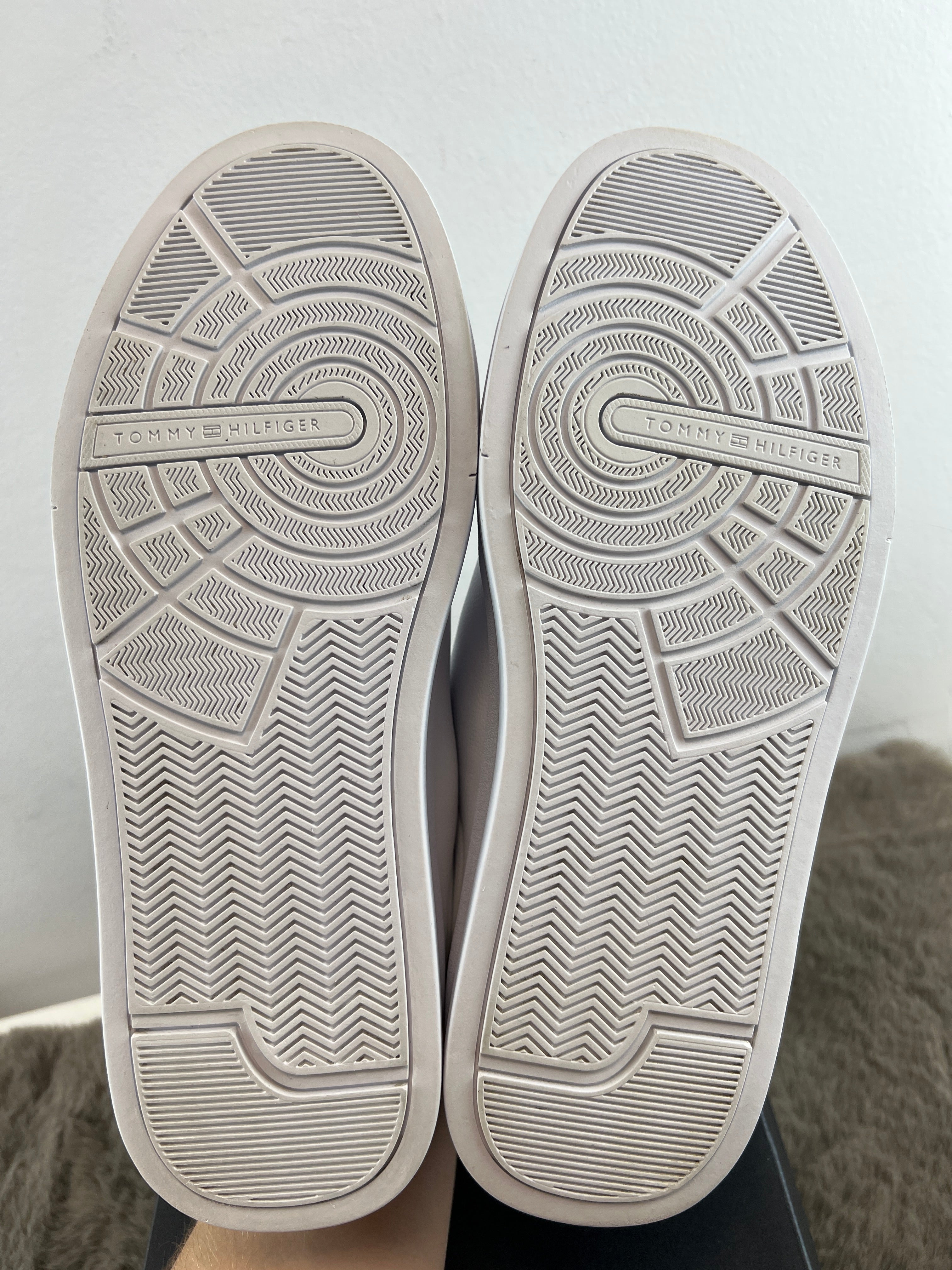 TOMMY HILFIGER COURT DETAIL ESS LTH