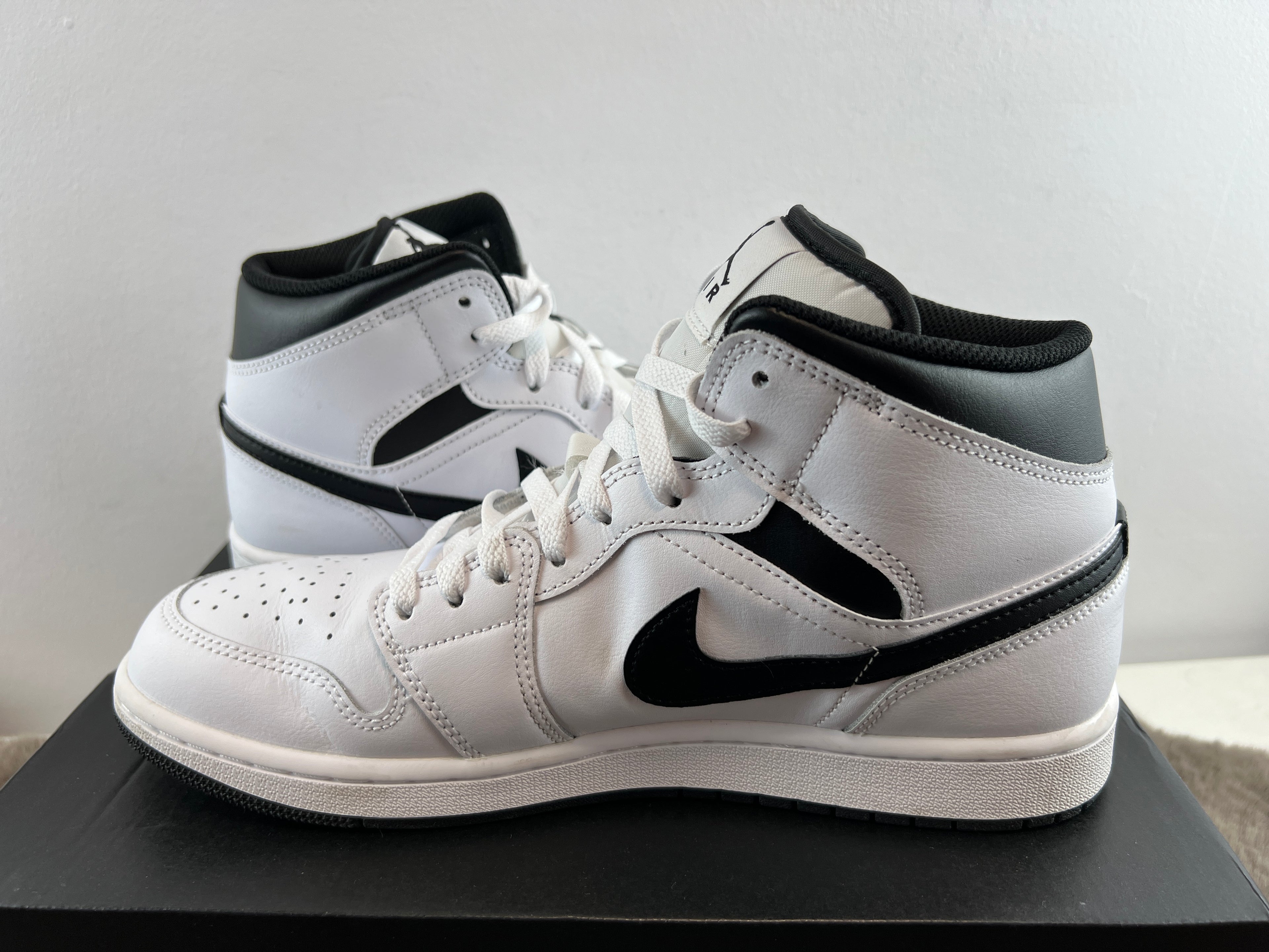 NIKE AIR JORDAN 1 MID