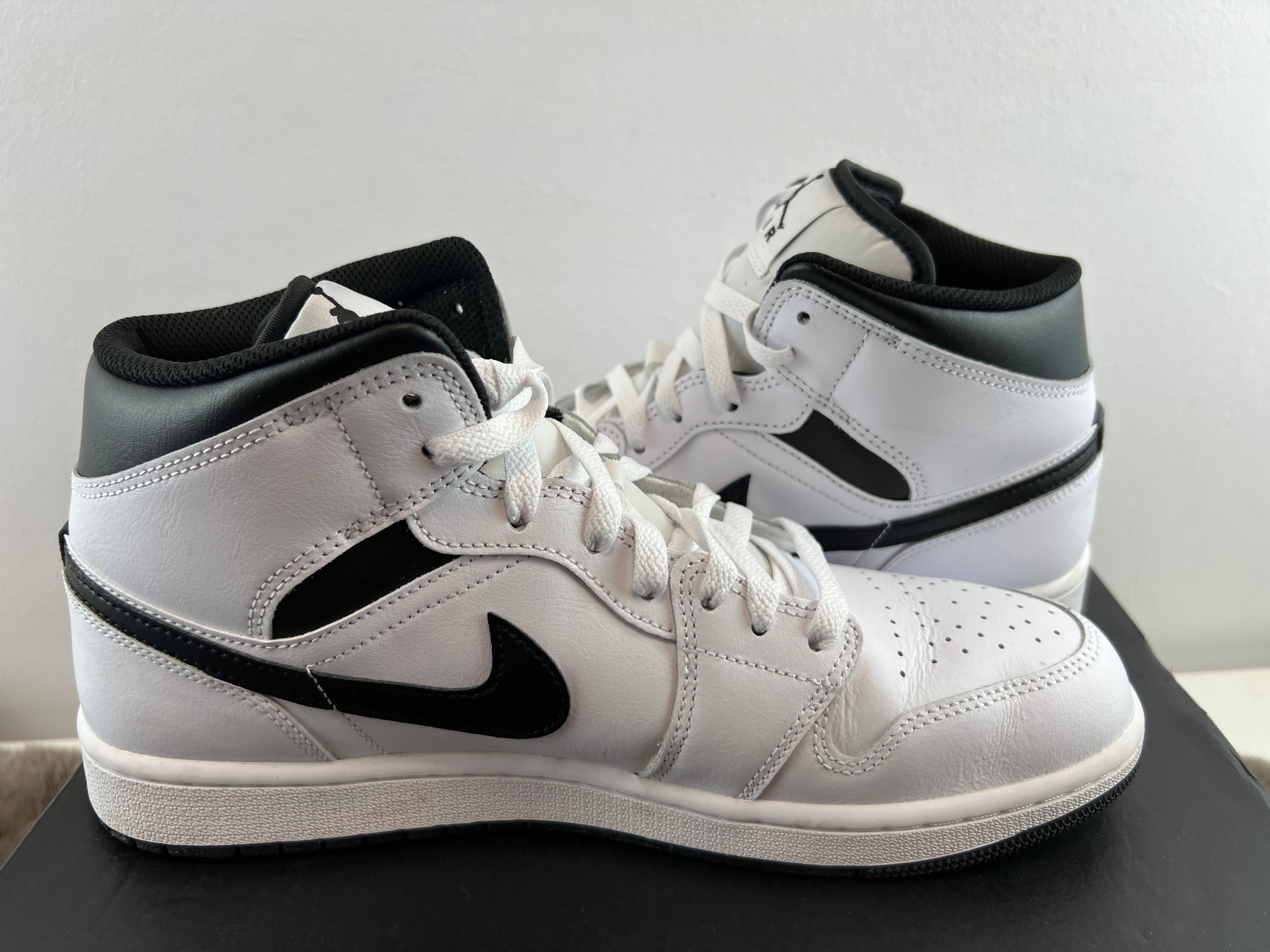 NIKE AIR JORDAN 1 MID