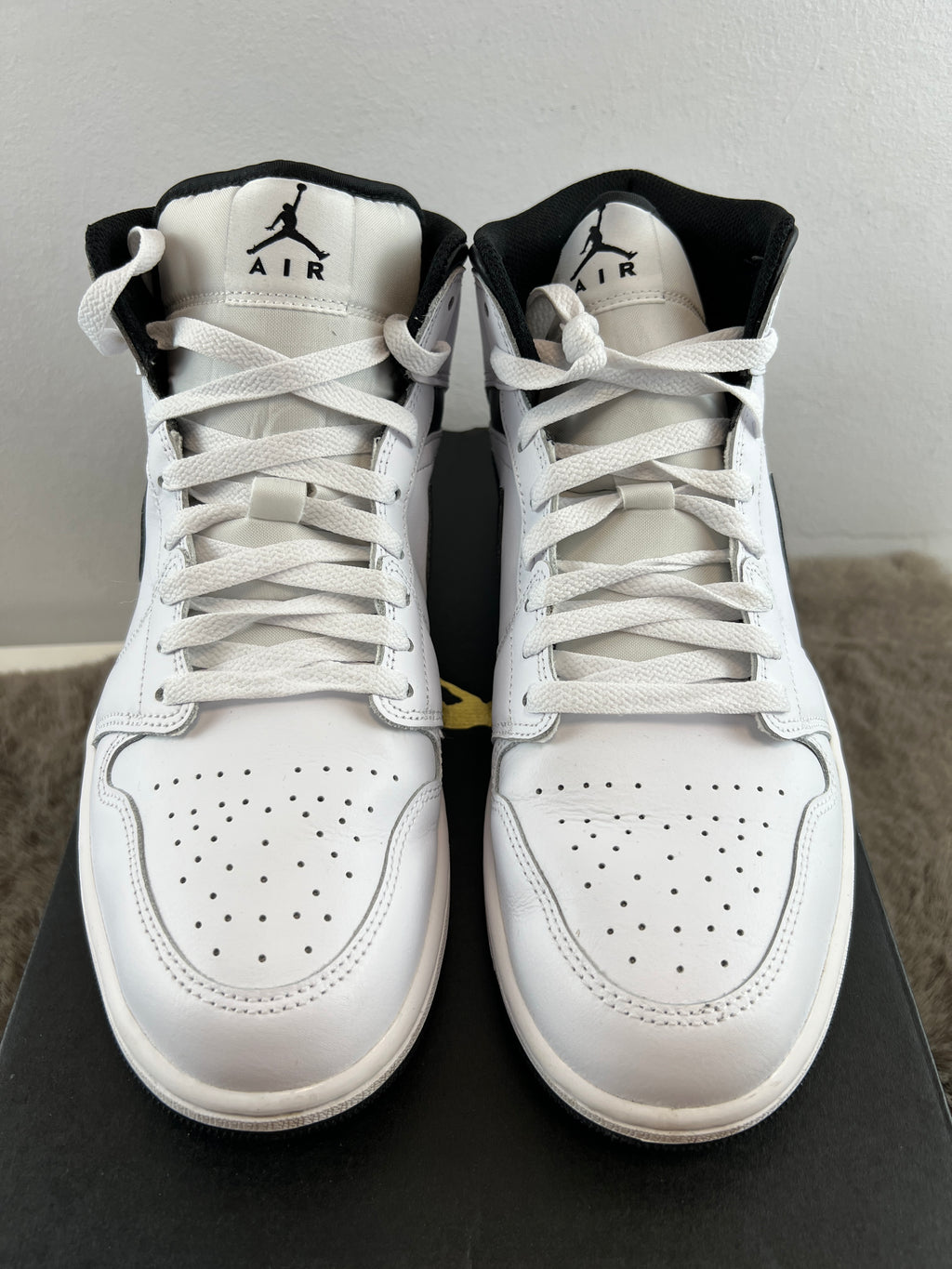 NIKE AIR JORDAN 1 MID