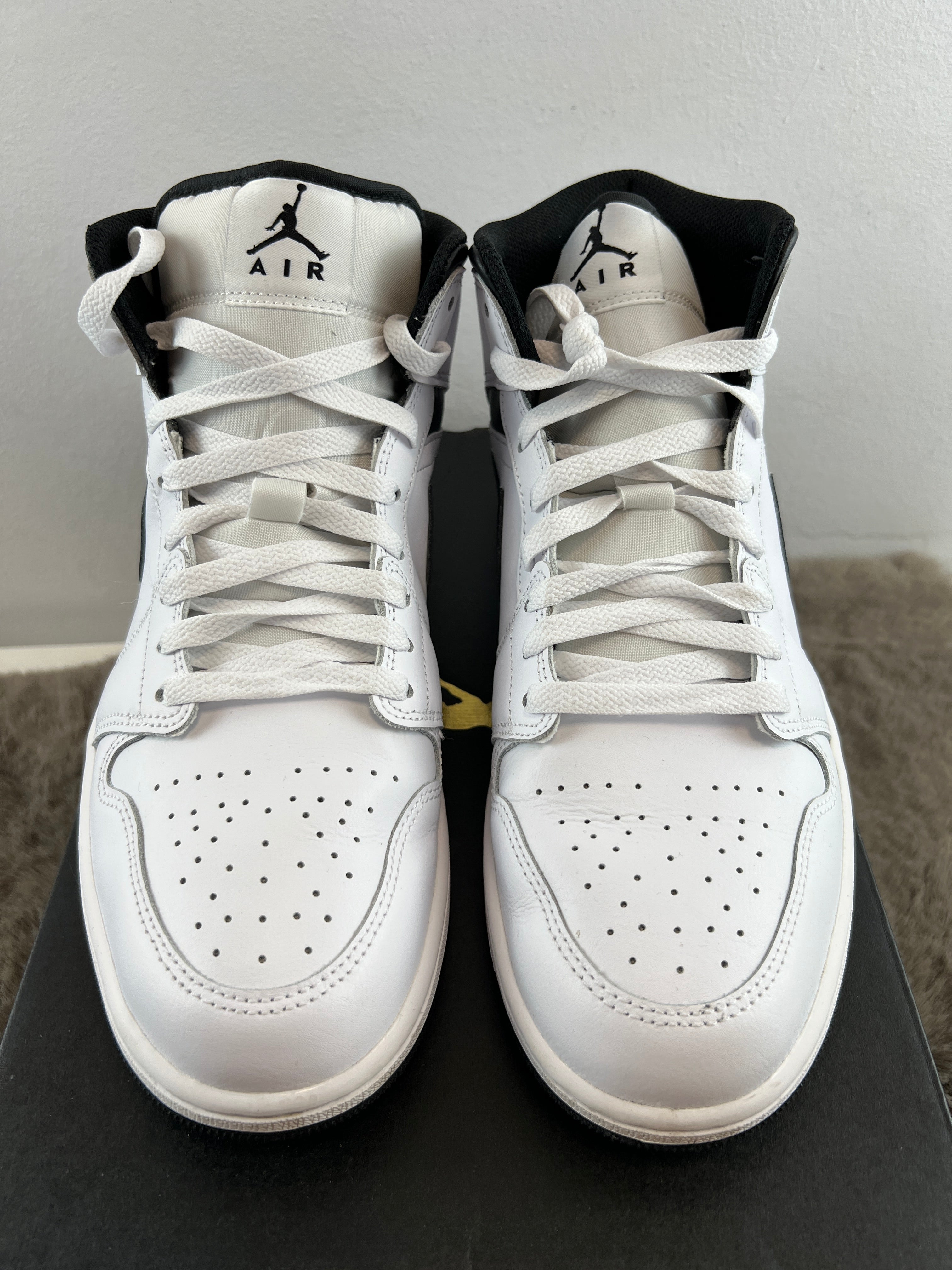 NIKE AIR JORDAN 1 MID