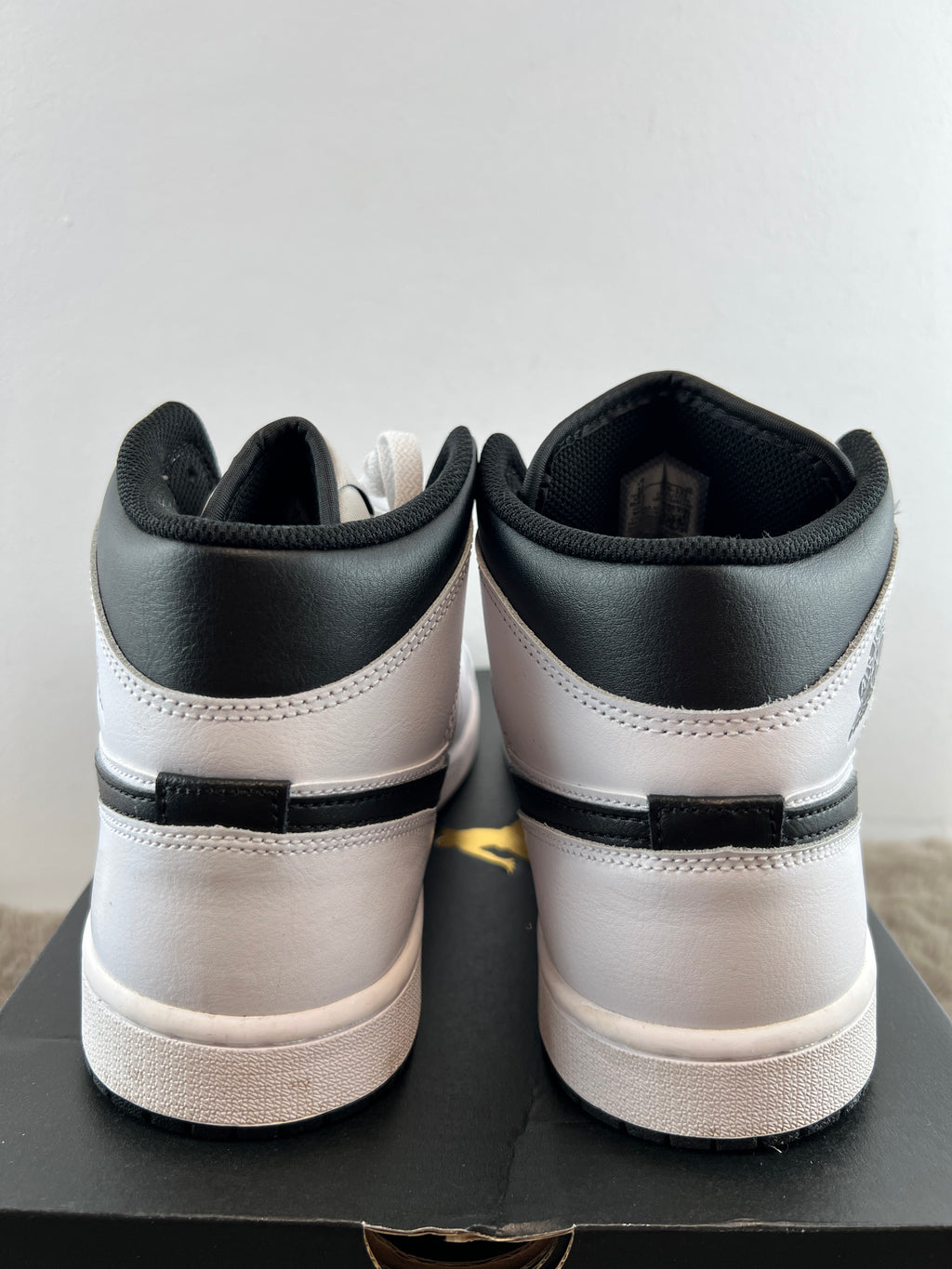 NIKE AIR JORDAN 1 MID