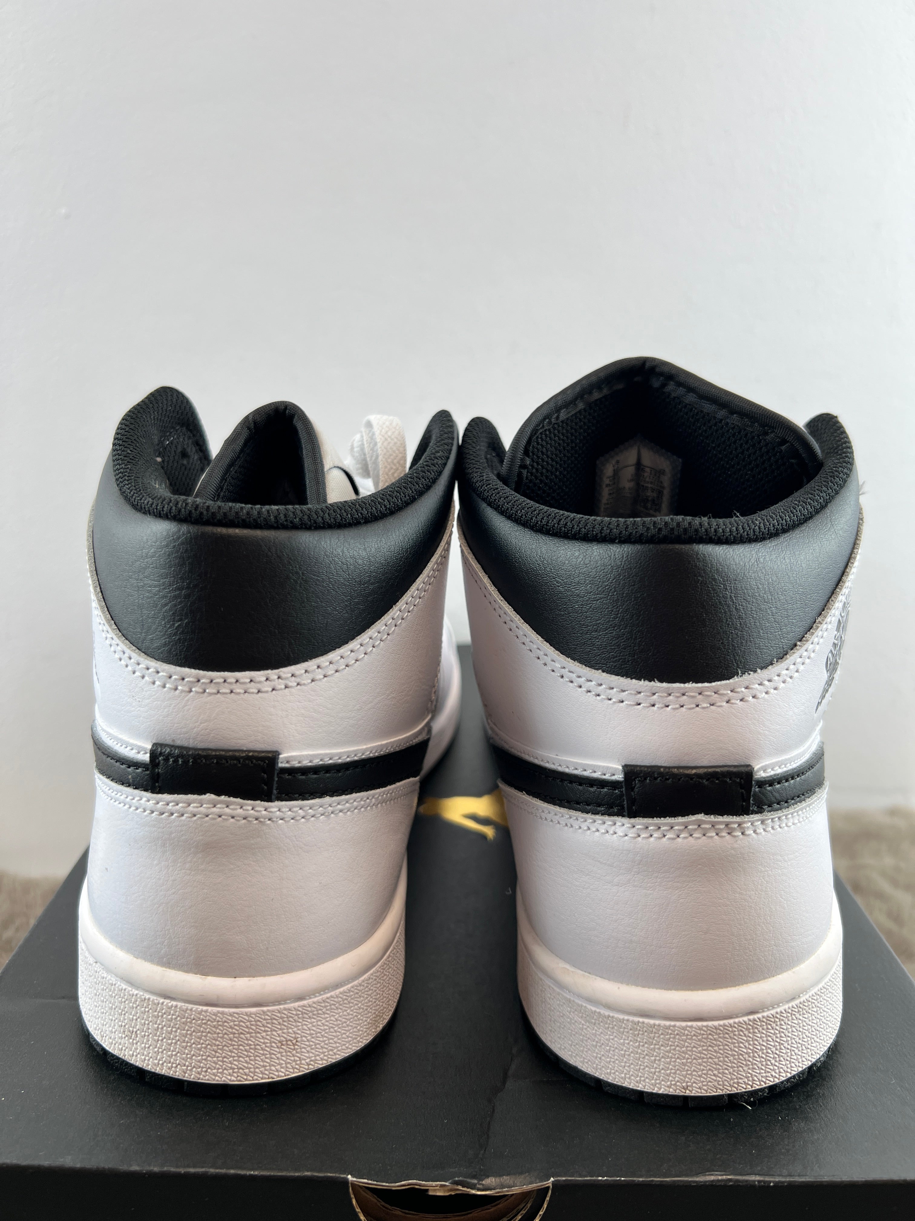 NIKE AIR JORDAN 1 MID