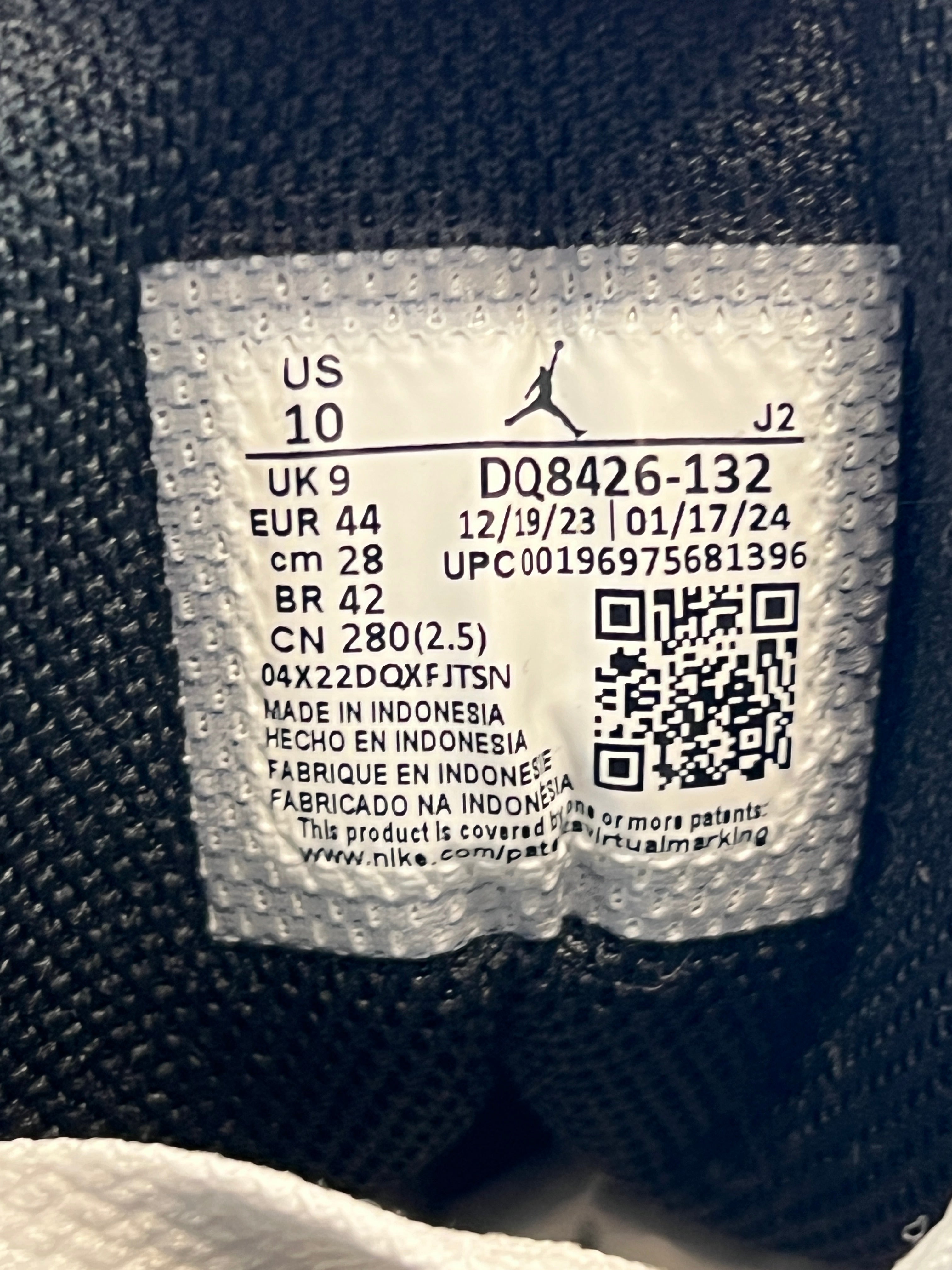 NIKE AIR JORDAN 1 MID