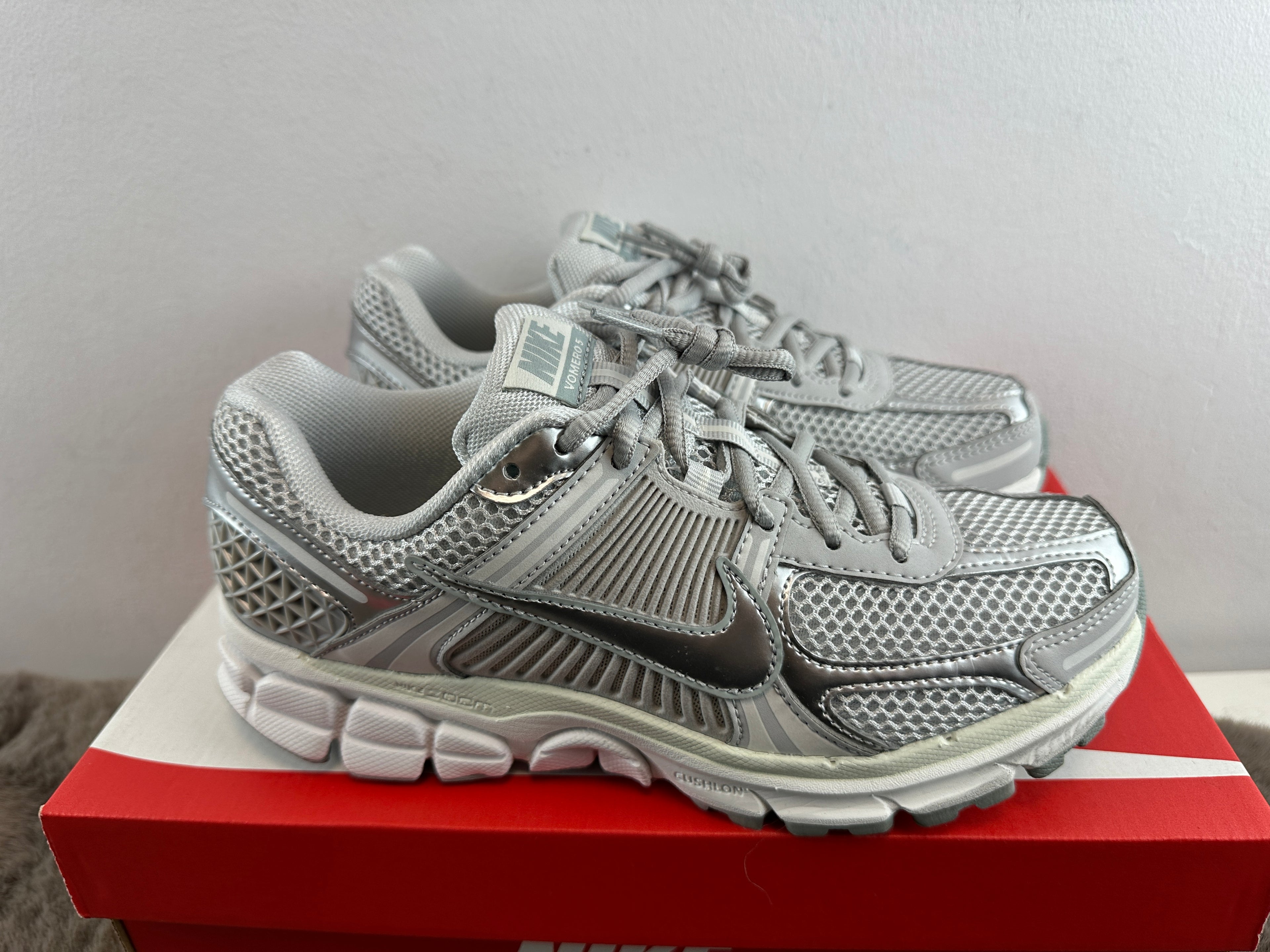 NIKE ZOOM VOMERO 5