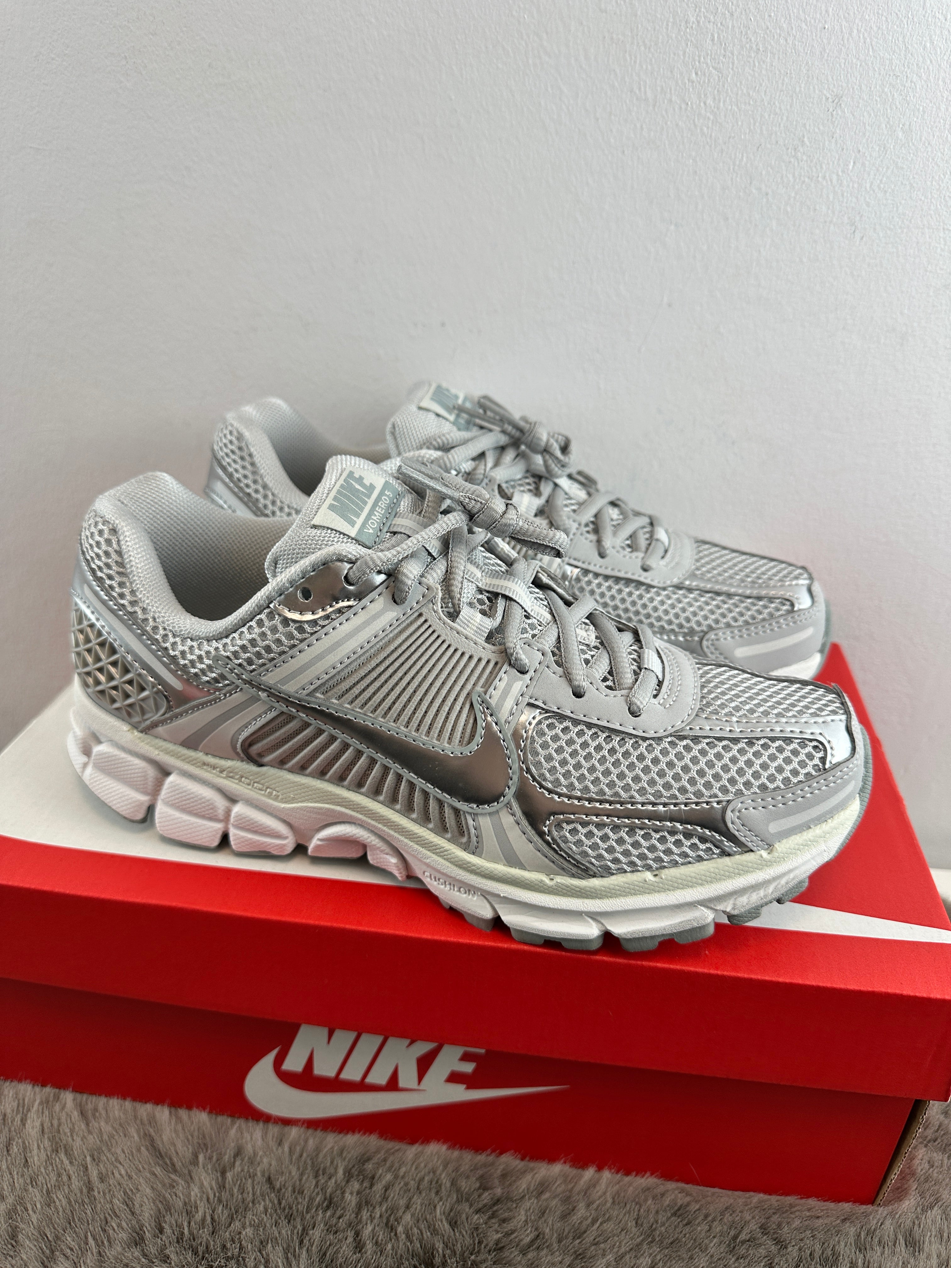 NIKE ZOOM VOMERO 5